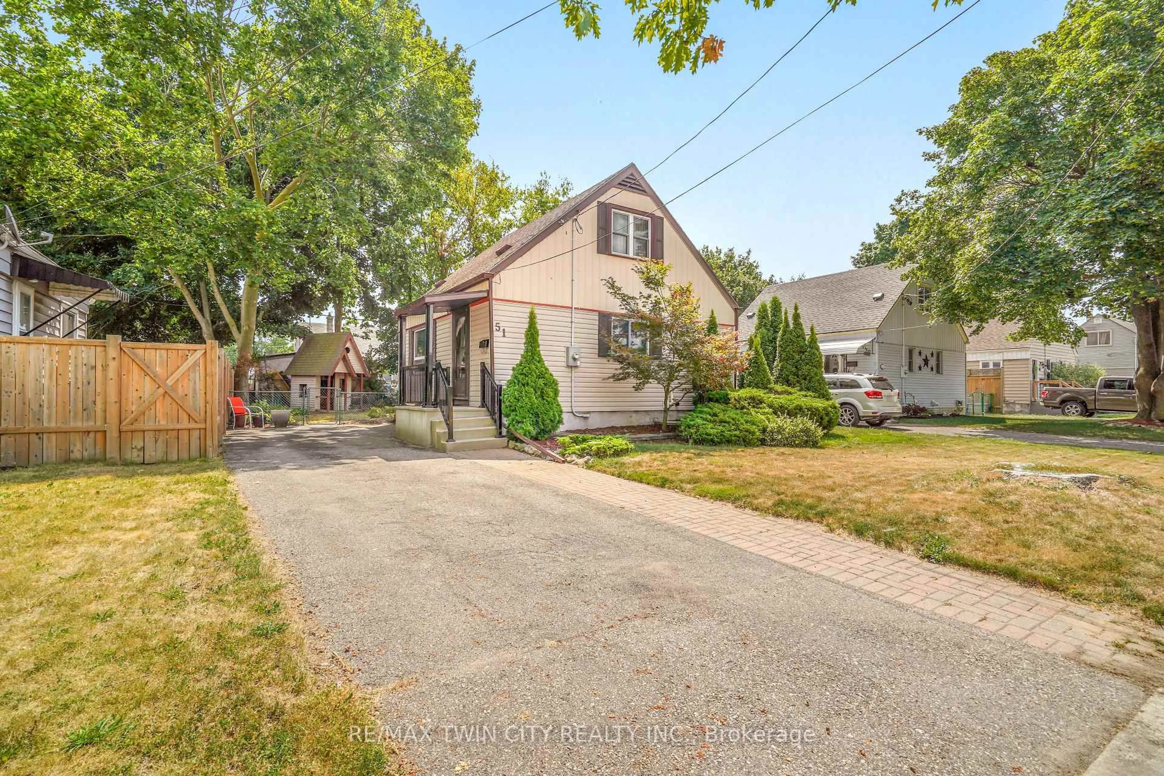 A pic from outside/outdoor area/front of a property/back of a property/a pic from drone, street for 51 Frank St, Brantford Ontario N3T 5E1