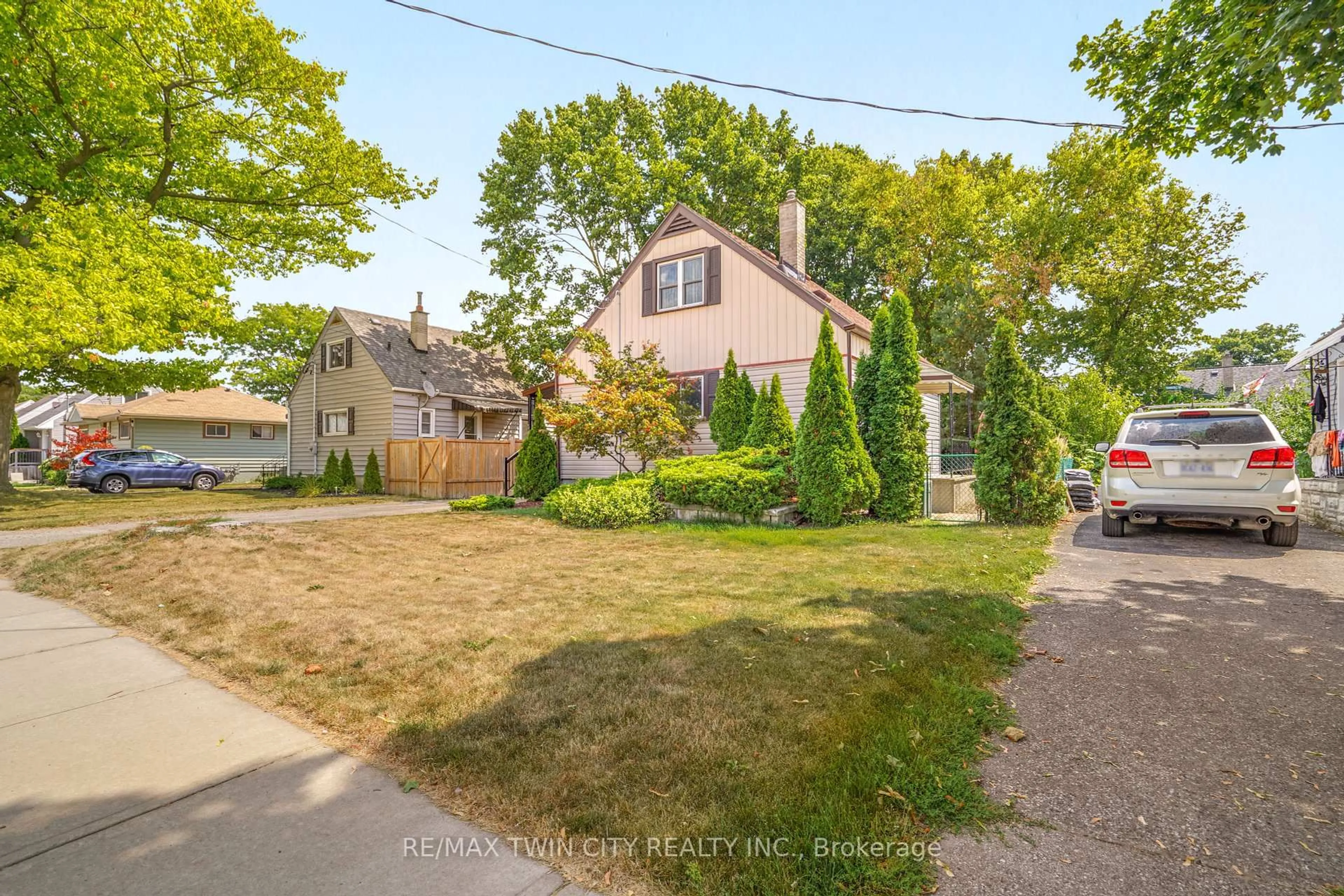 A pic from outside/outdoor area/front of a property/back of a property/a pic from drone, street for 51 Frank St, Brantford Ontario N3T 5E1