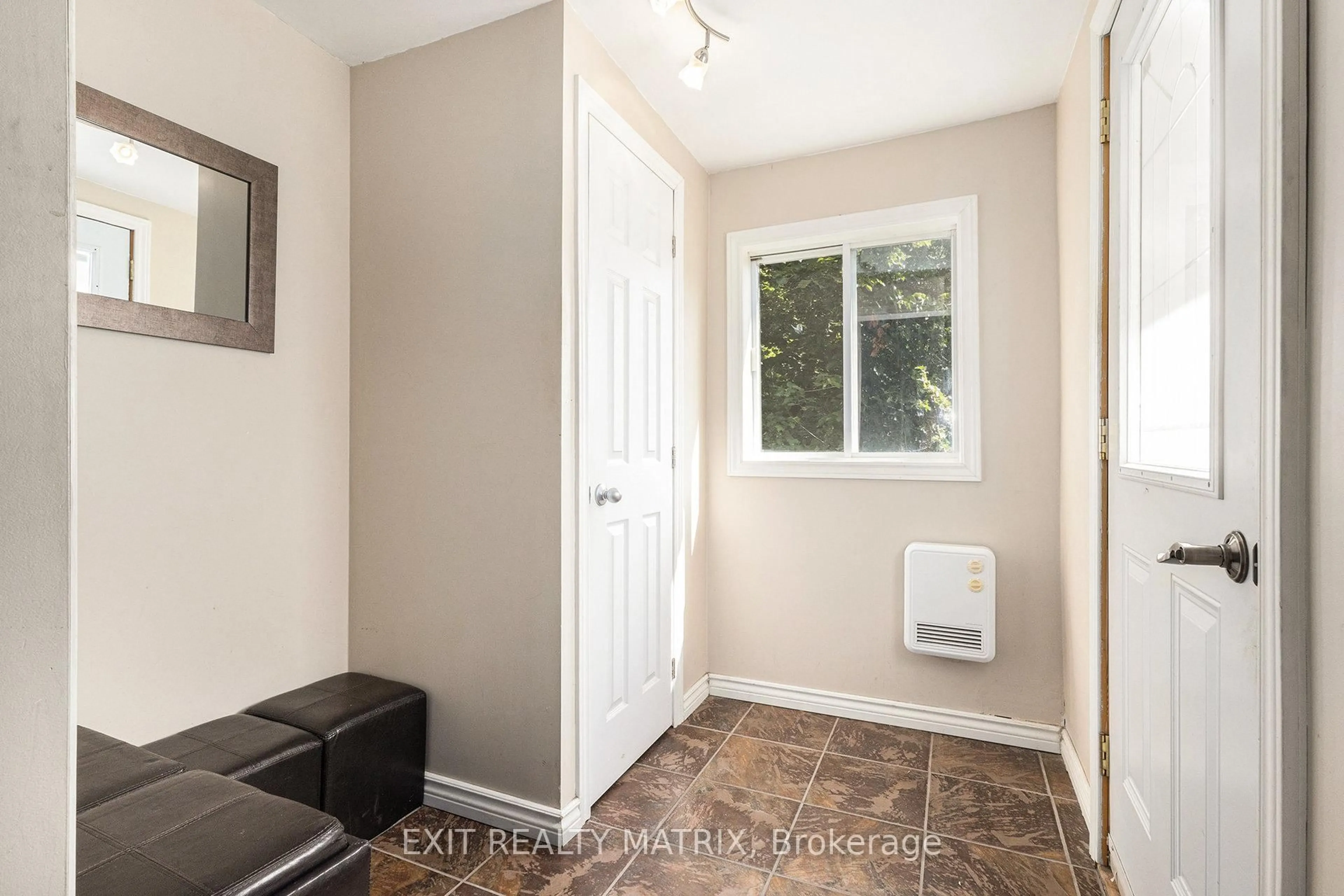 Indoor entryway for 3357 Concession 1 Rd, Alfred and Plantagenet Ontario K0B 1J0