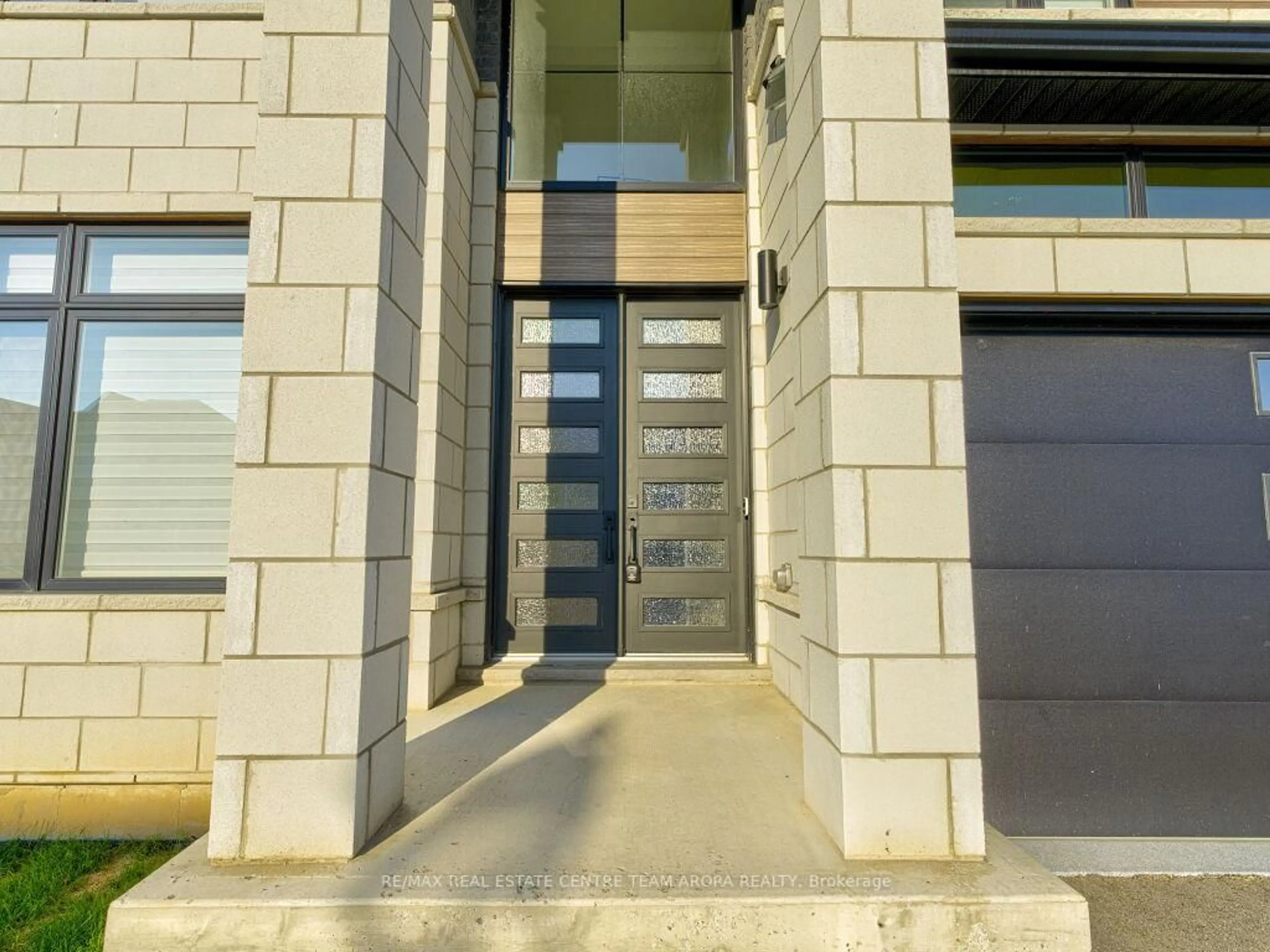 Indoor entryway for 15 Deerfield Lane, Hamilton Ontario L9K 0K2