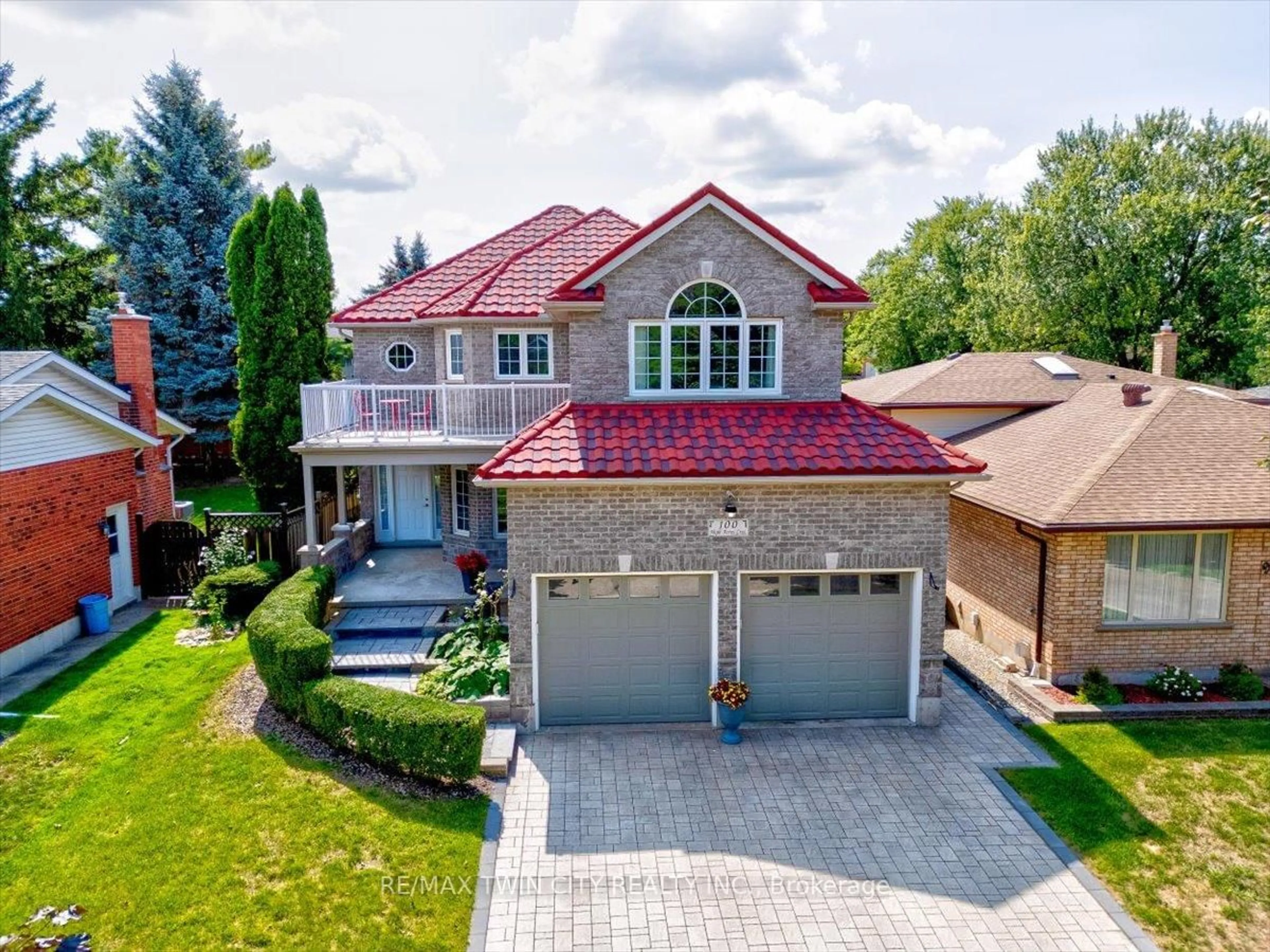 A pic from outside/outdoor area/front of a property/back of a property/a pic from drone, street for 100 High Acres Cres, Kitchener Ontario N2N 2Z9