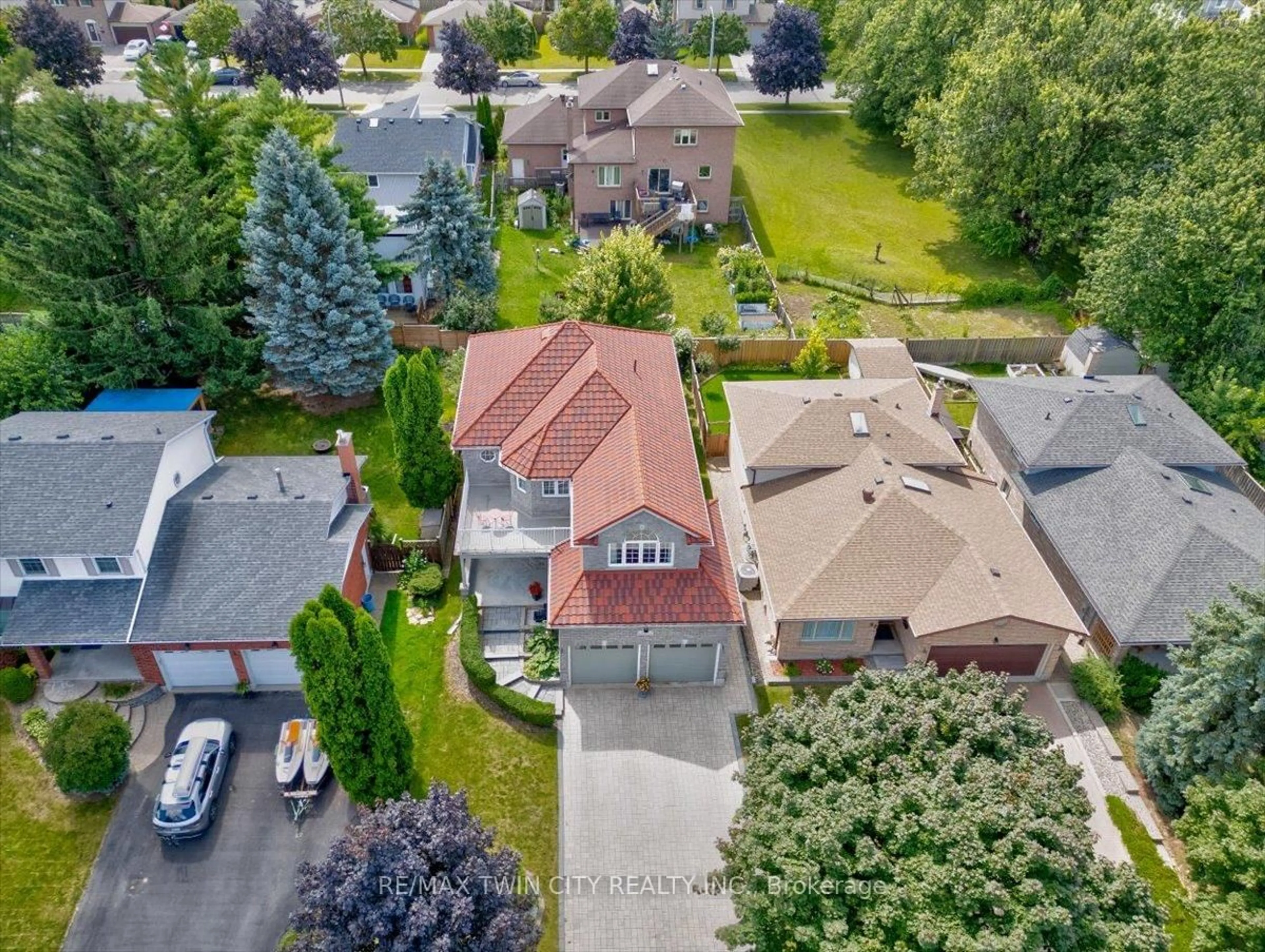 A pic from outside/outdoor area/front of a property/back of a property/a pic from drone, street for 100 High Acres Cres, Kitchener Ontario N2N 2Z9