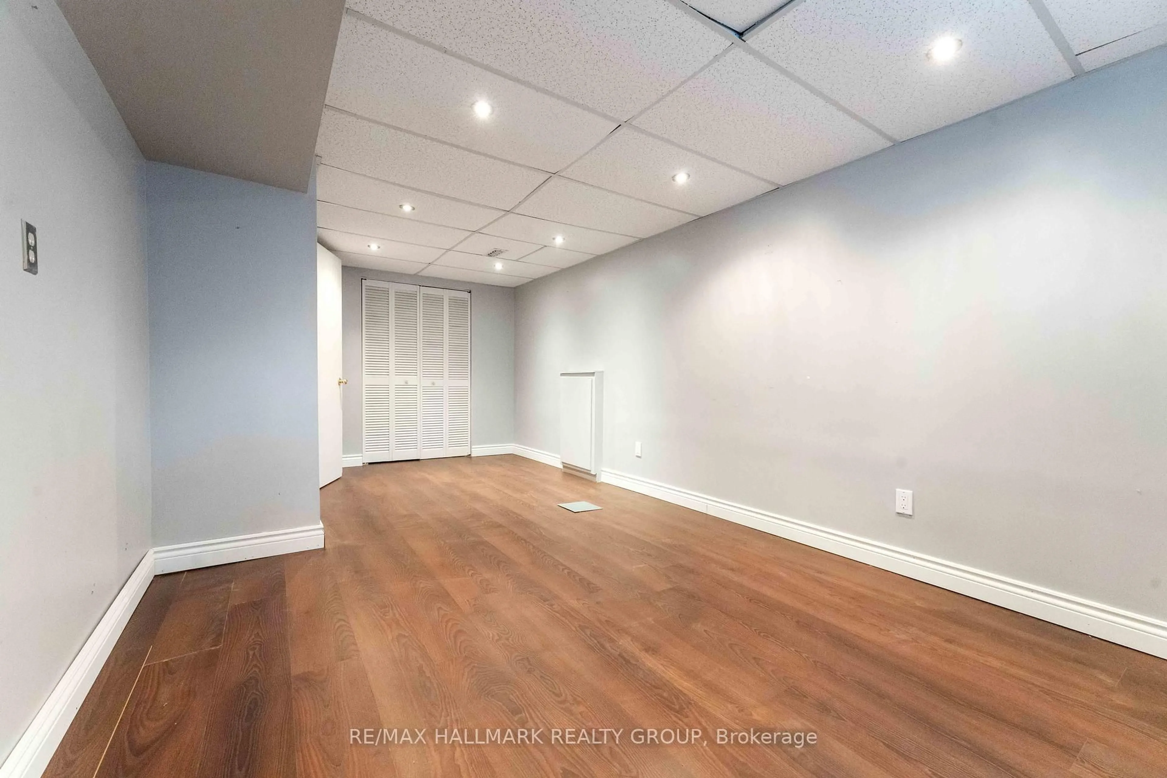 A pic of a room for 1921 Navaho Dr, Ottawa Ontario K2C 0T5