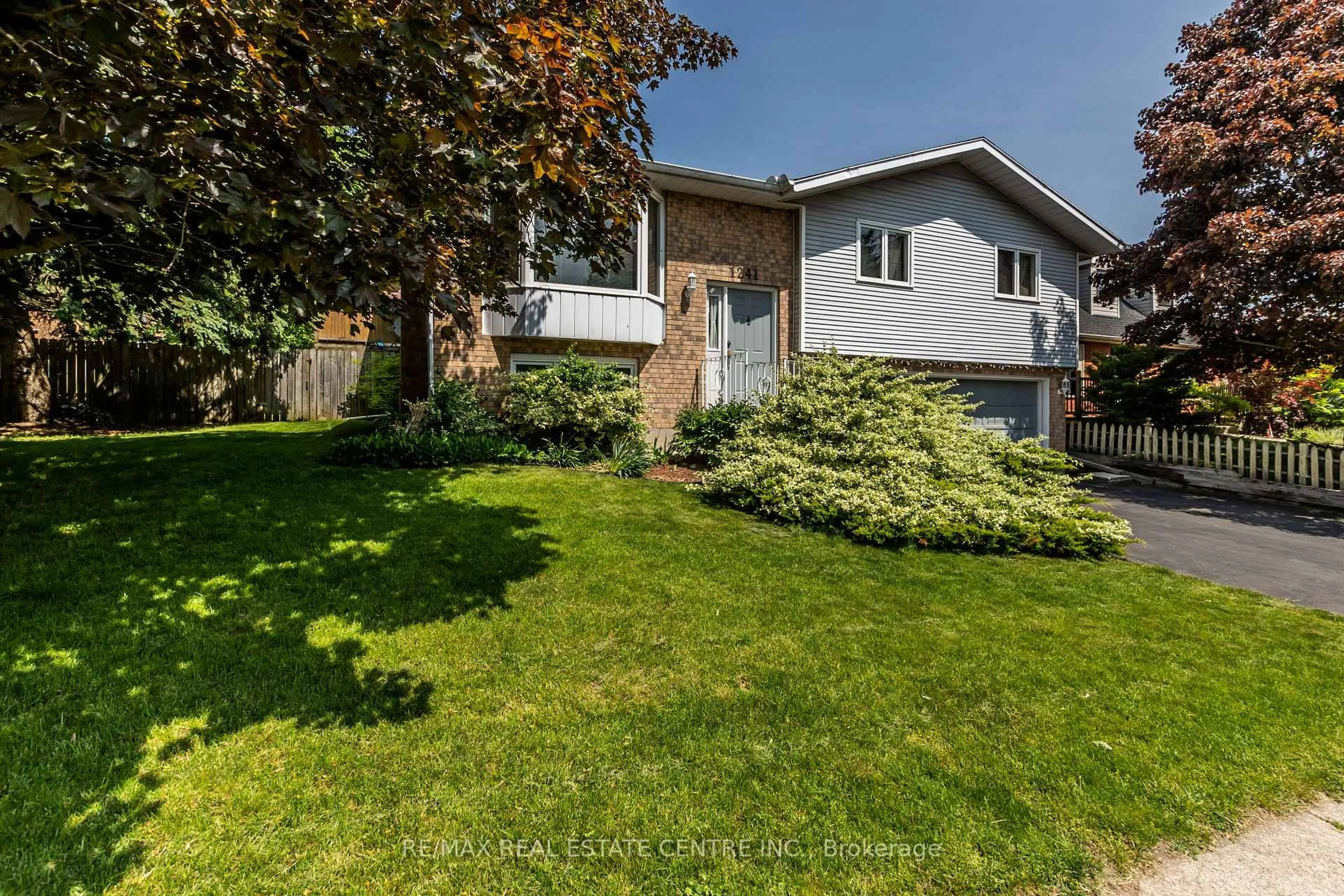 A pic from outside/outdoor area/front of a property/back of a property/a pic from drone, street for 1241 Rose St, Cambridge Ontario N3H 5K9