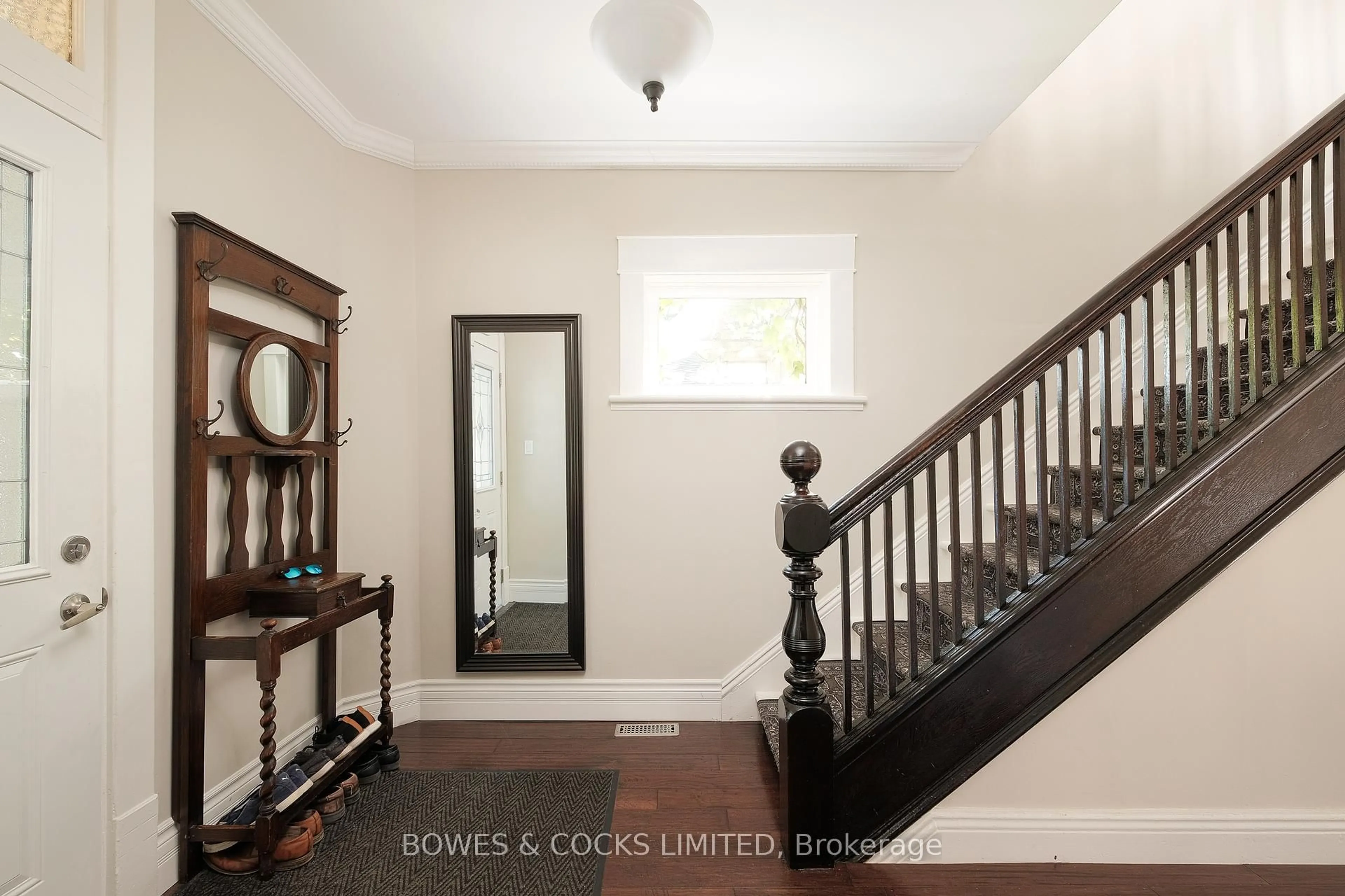 Indoor entryway for 164 Wilson St, Peterborough South Ontario K9J 1S5