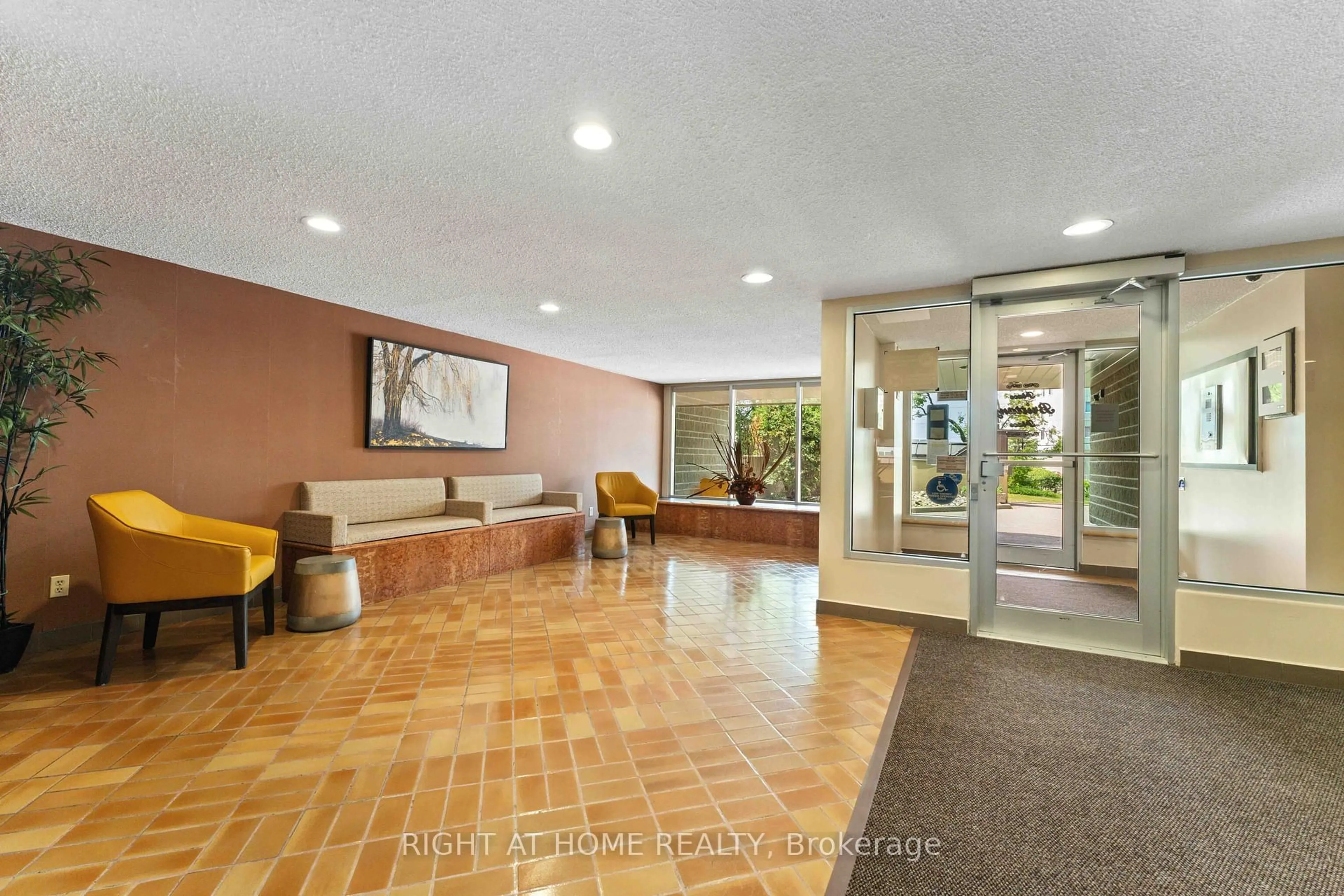 Indoor foyer for 555 Brittany Dr #302, Ottawa Ontario K1K 4C5