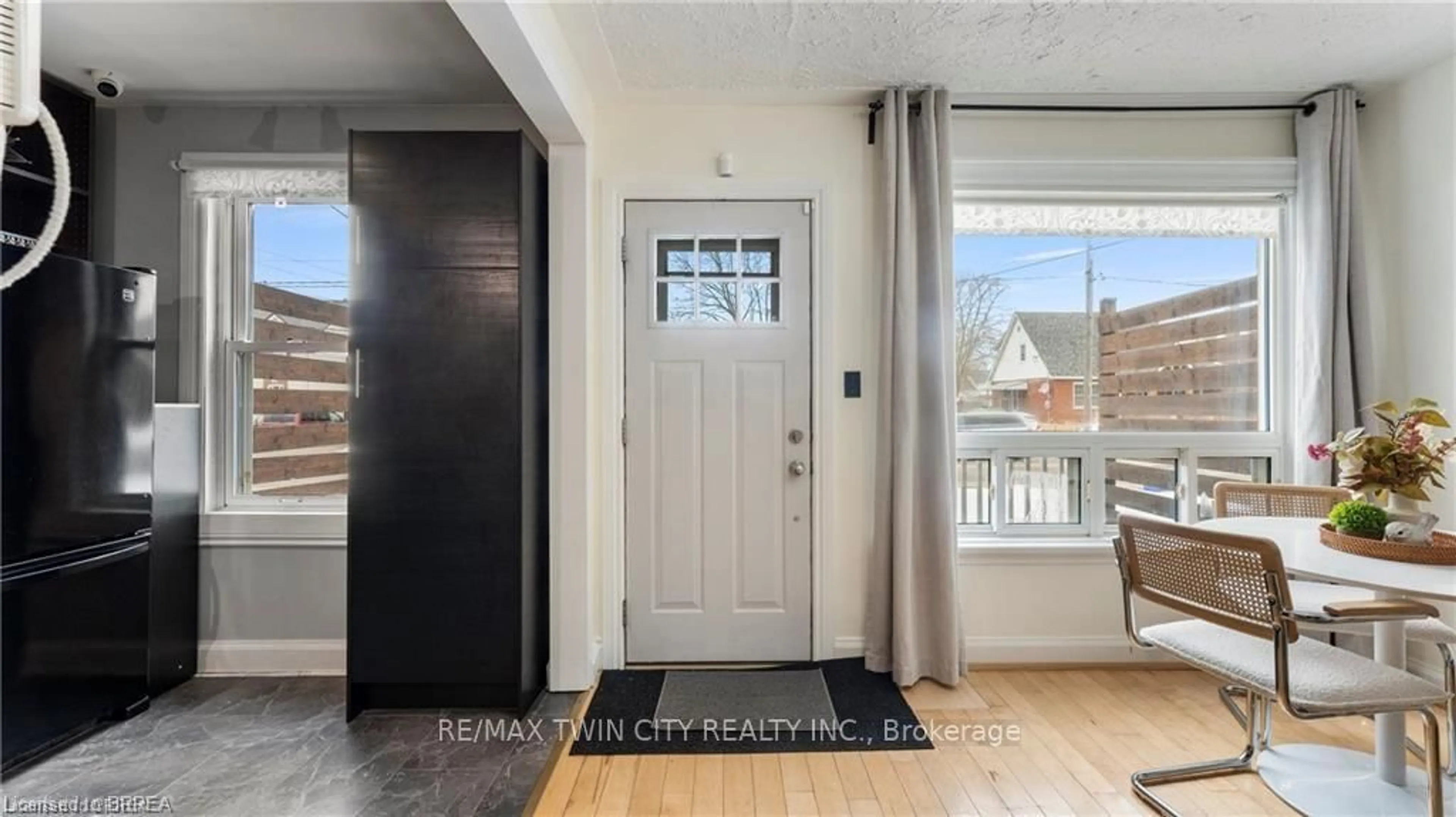 Indoor entryway for 69 Lyons Ave, Brantford Ontario N3R 4R2
