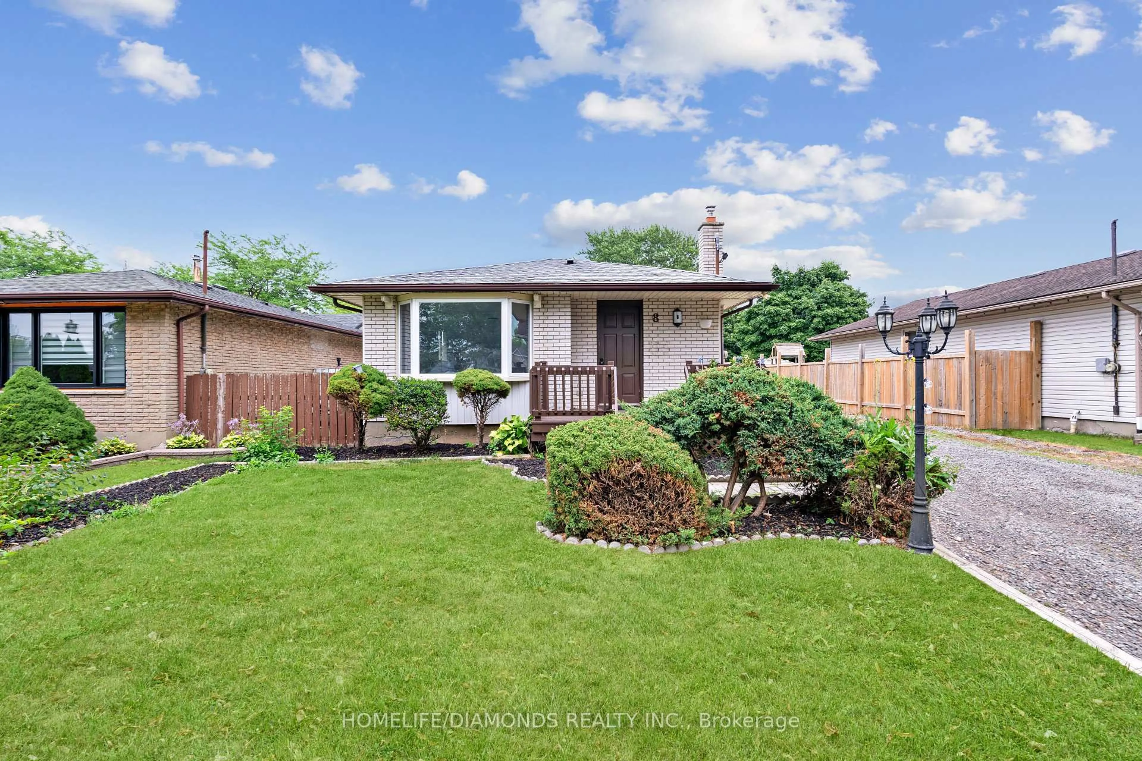 A pic from outside/outdoor area/front of a property/back of a property/a pic from drone, street for 8 Huntley Cres, St. Catharines Ontario L2M 6E6
