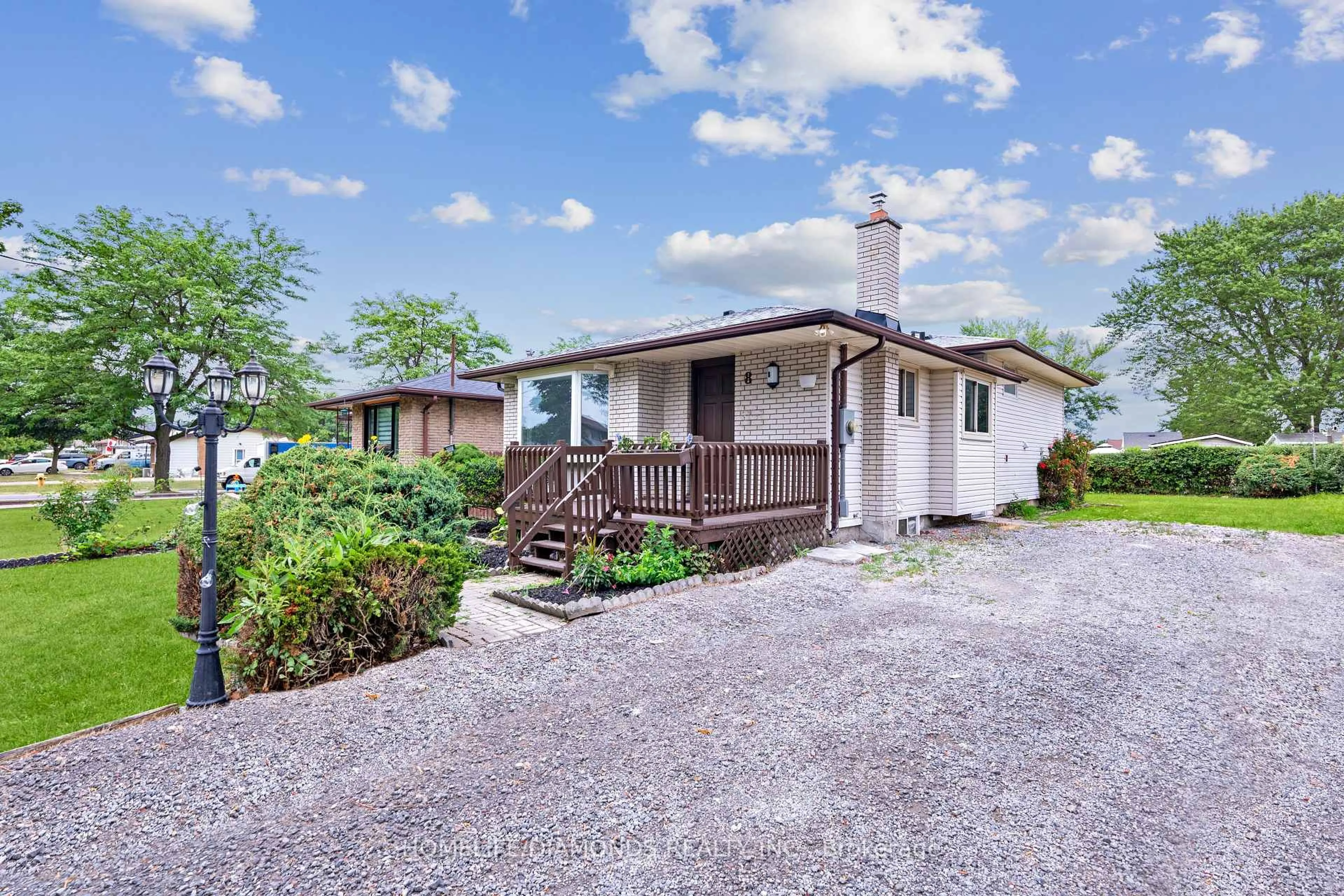 Unknown for 8 Huntley Cres, St. Catharines Ontario L2M 6E6