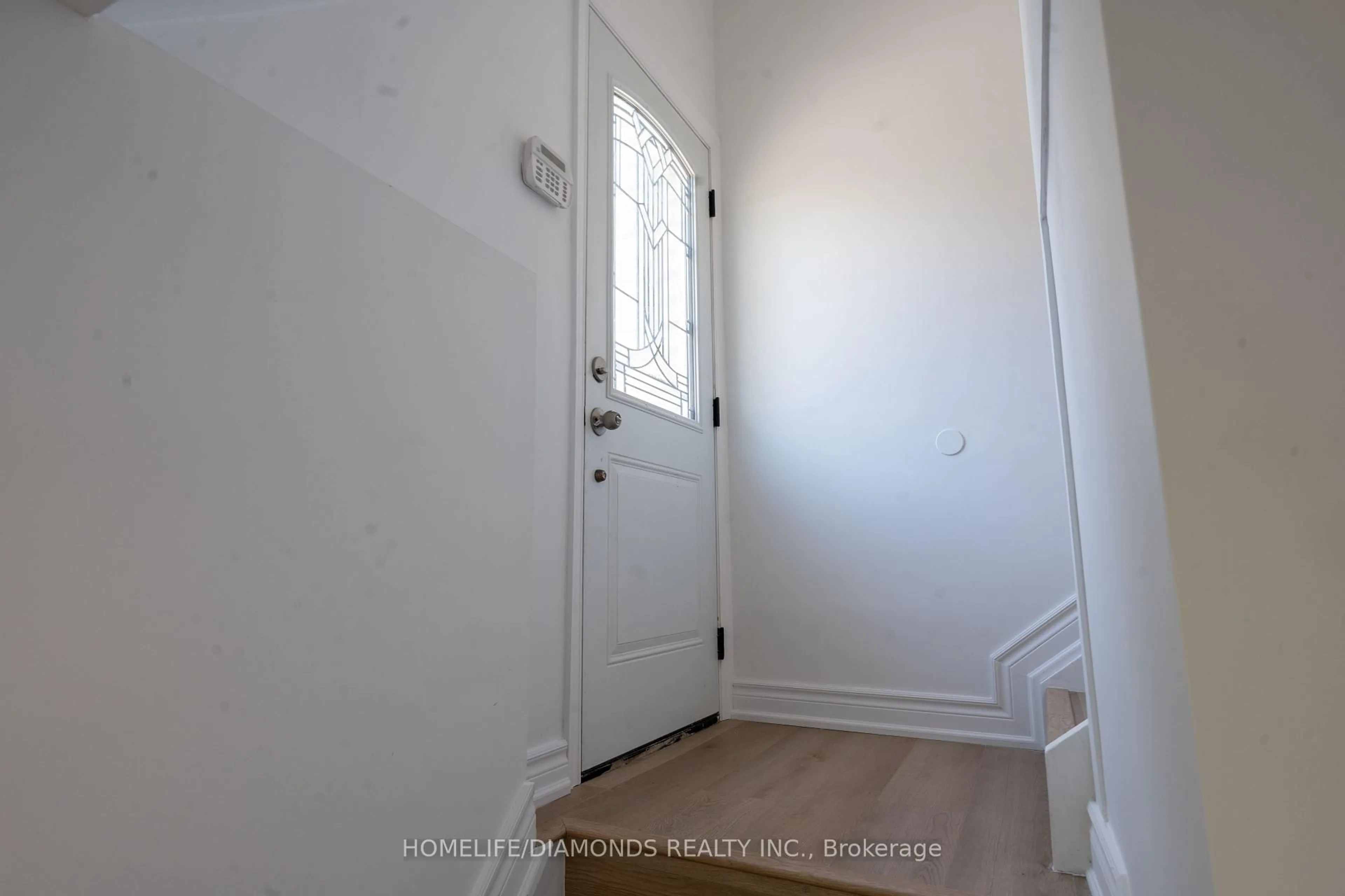 Indoor entryway for 8 Huntley Cres, St. Catharines Ontario L2M 6E6
