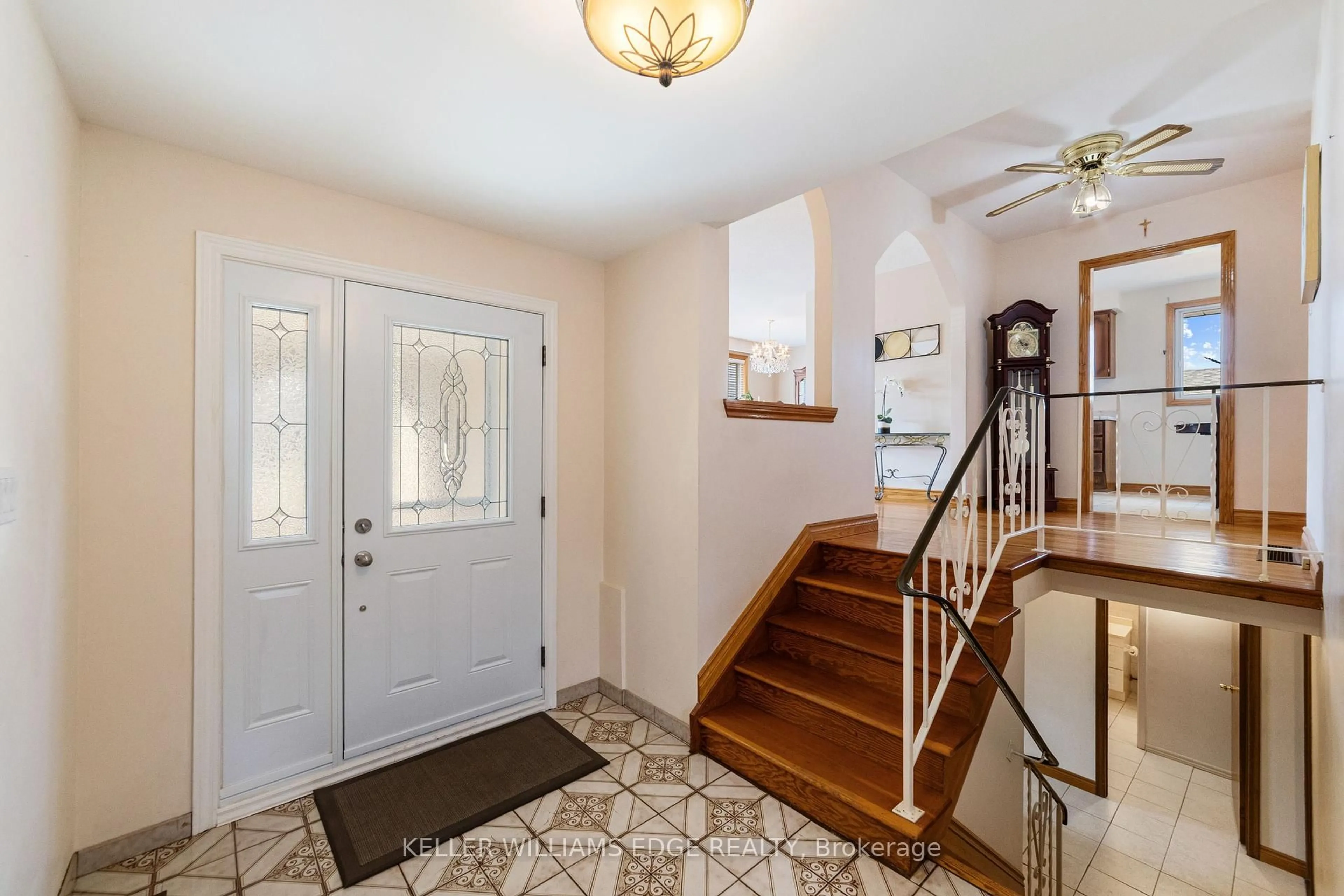 Indoor entryway for 50 Green Rd, Hamilton Ontario L8G 3A1