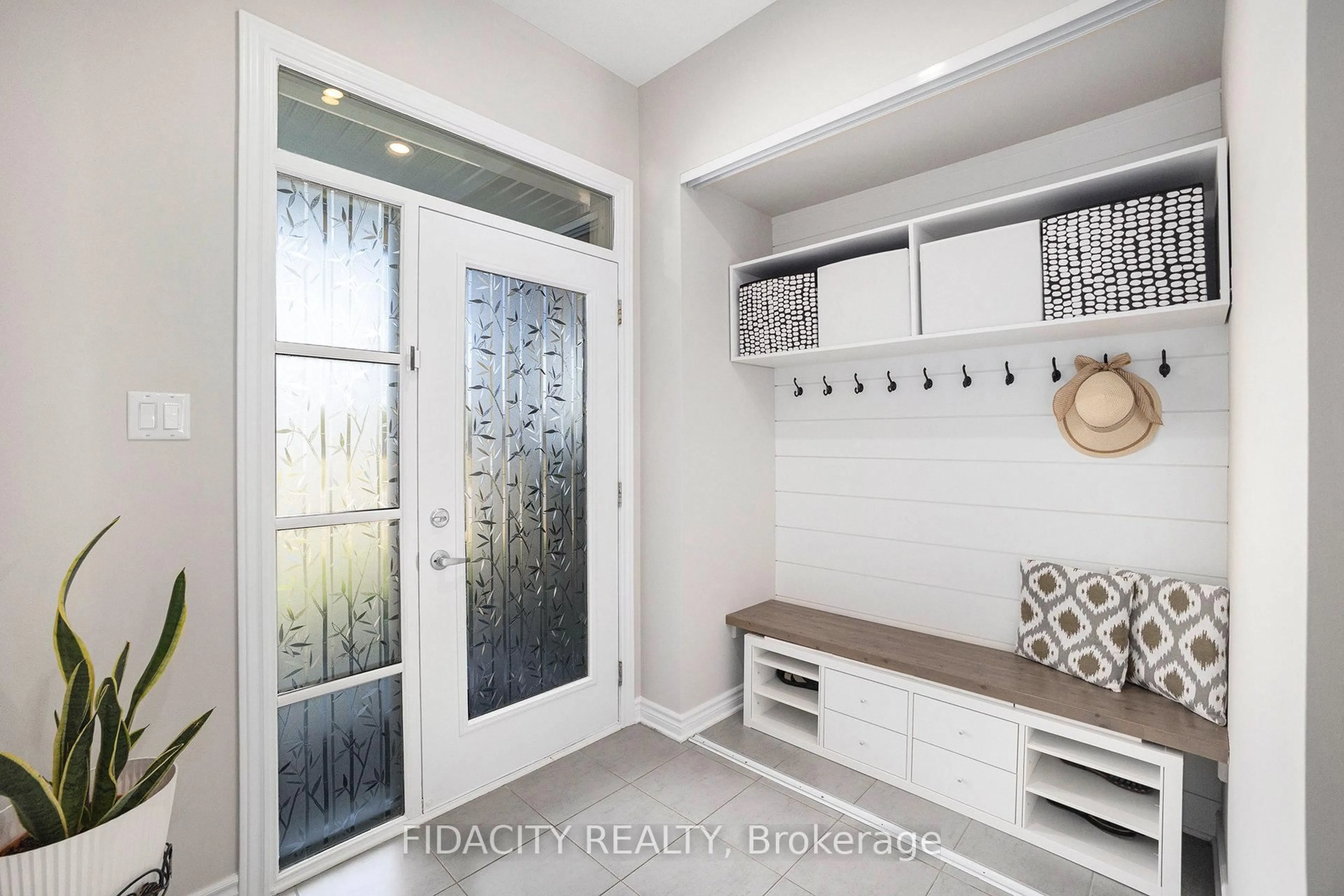 Indoor entryway for 241 Bandelier Way, Stittsville Ontario K2S 2J3