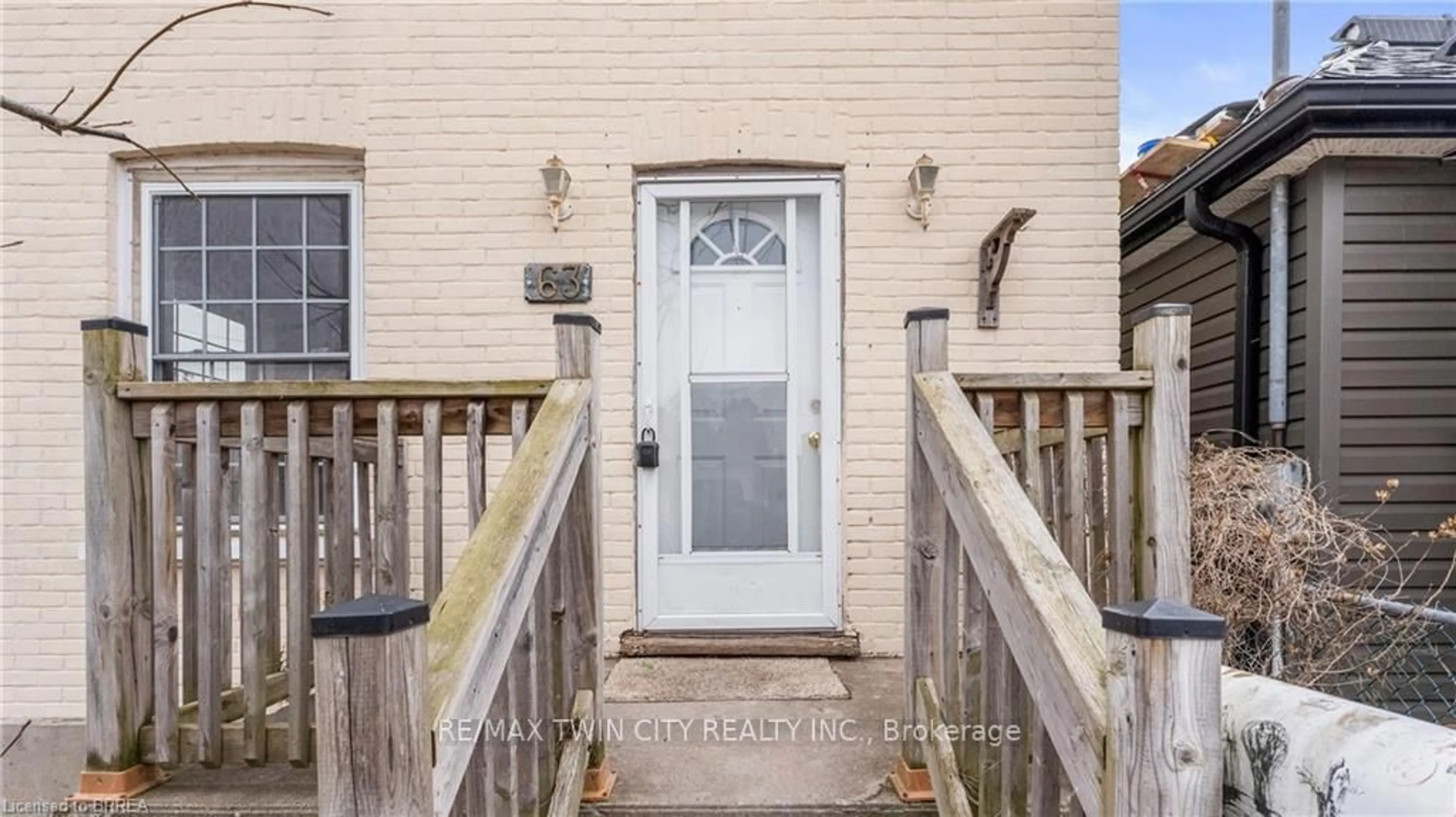 Indoor entryway for 63 Walter St, Brantford Ontario N3S 1N7