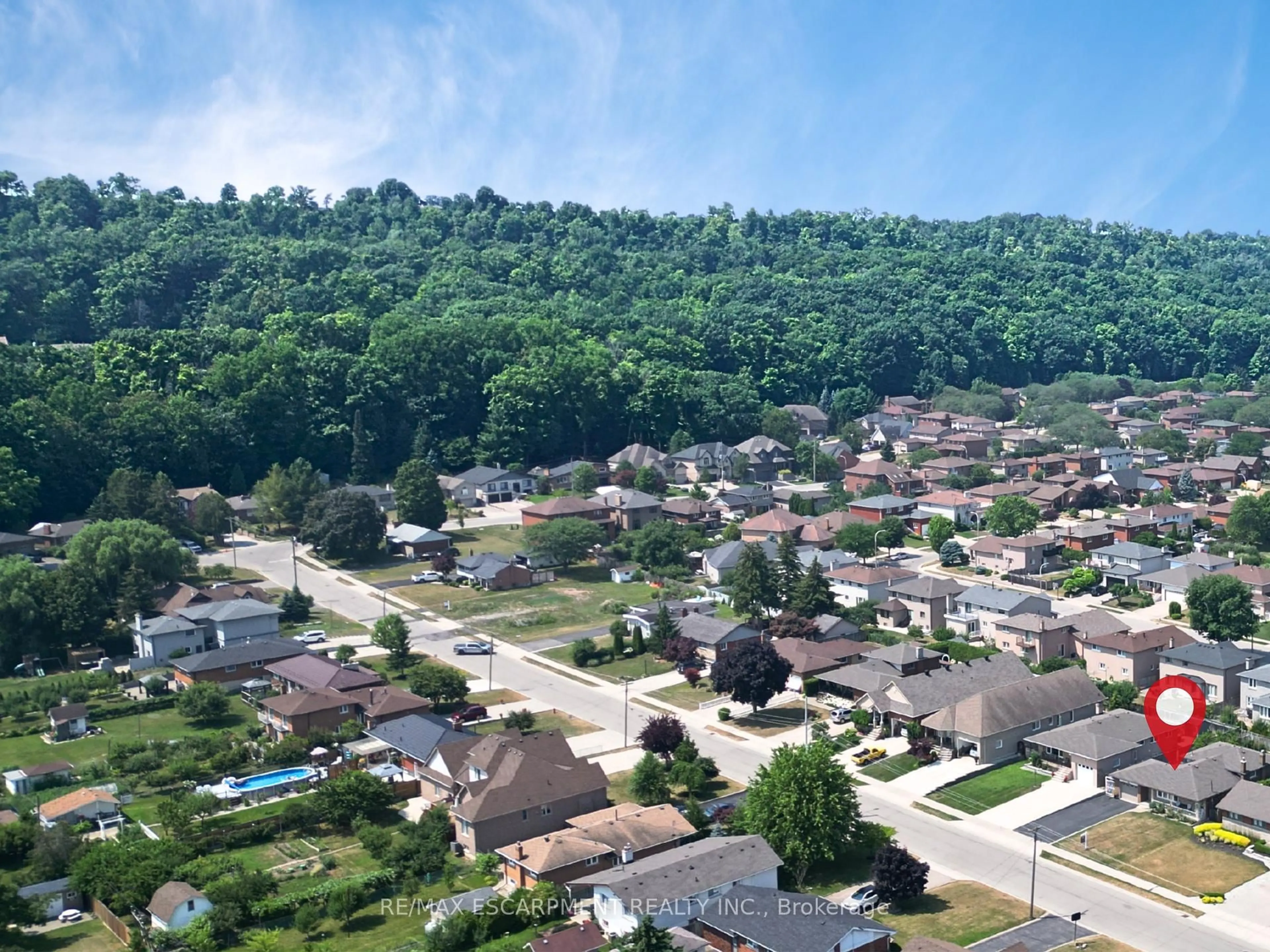 A pic from outside/outdoor area/front of a property/back of a property/a pic from drone, street for 31 Kilbourn Ave, Hamilton Ontario L8G 3C9