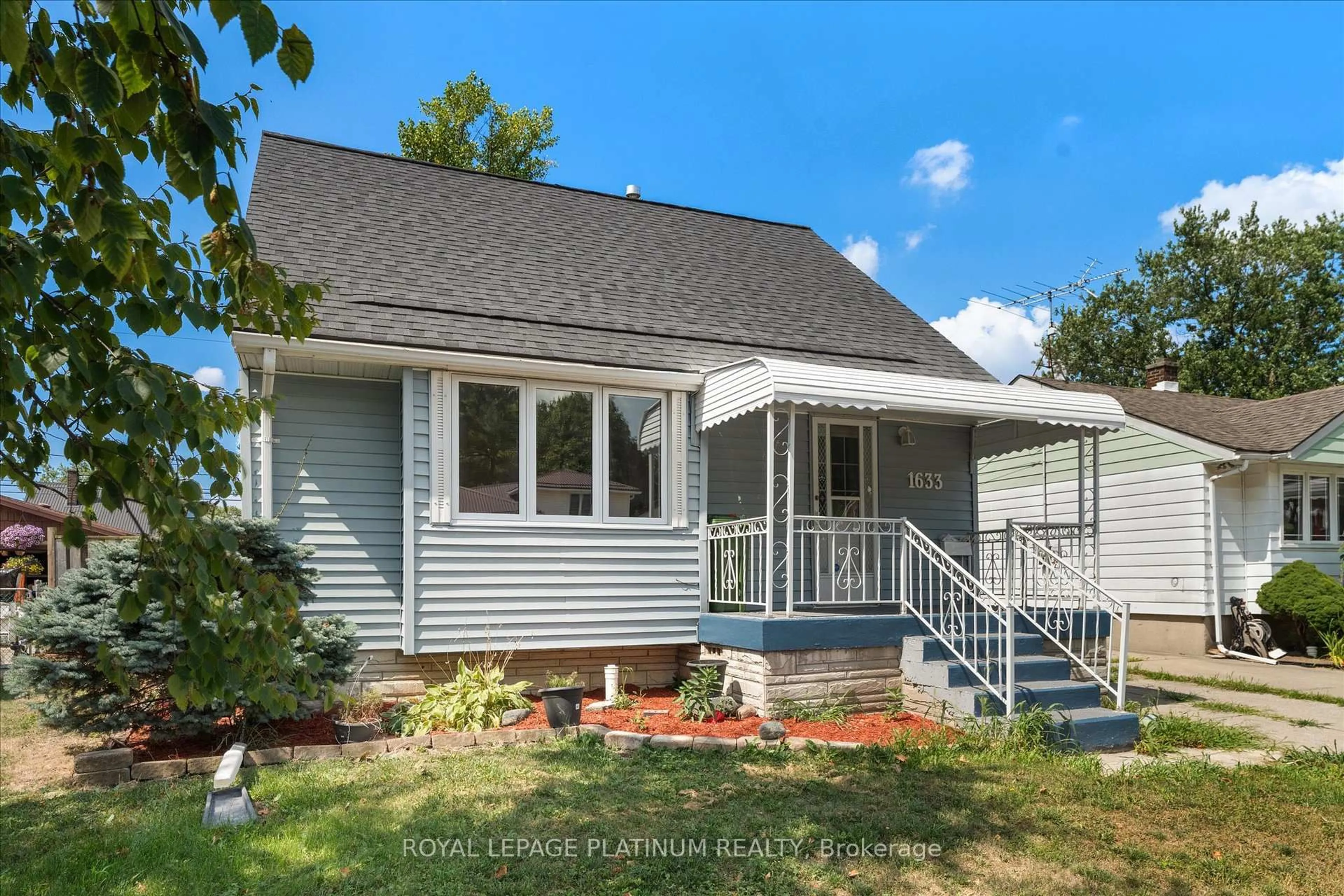 Home with vinyl exterior material, street for 1633 Norman Rd, Windsor Ontario N8Y 4N6