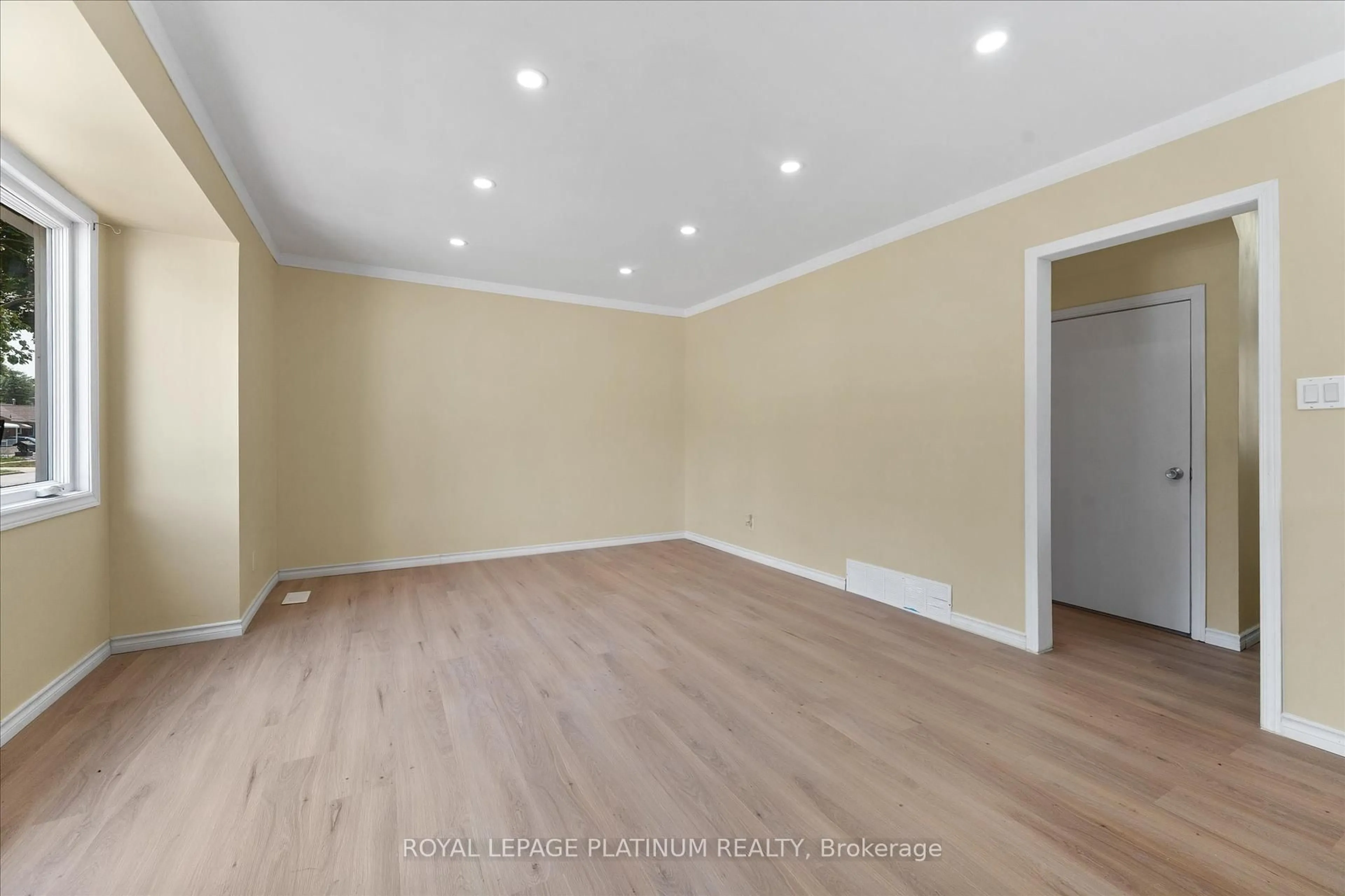 A pic of a room for 1633 Norman Rd, Windsor Ontario N8Y 4N6