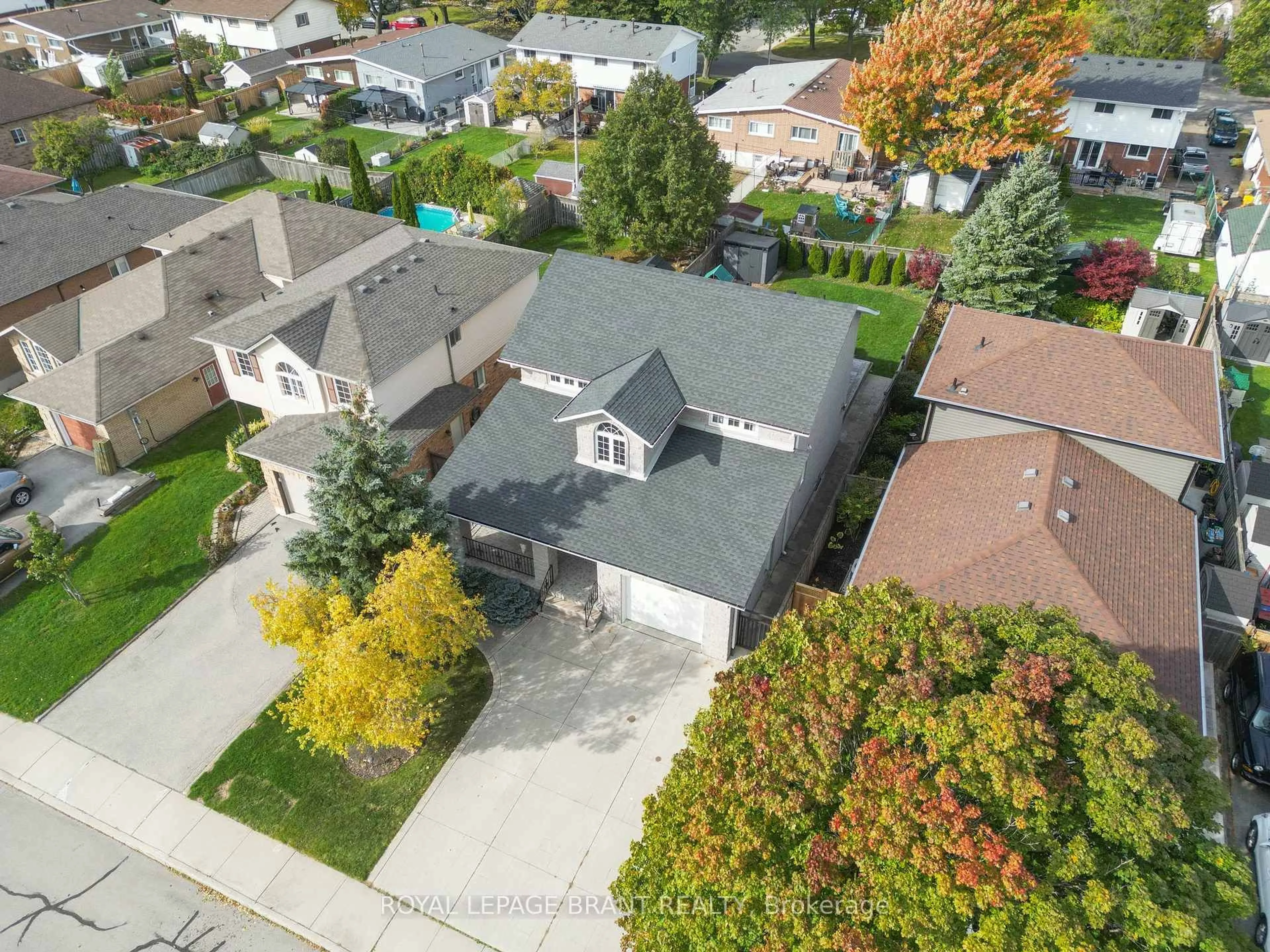 A pic from outside/outdoor area/front of a property/back of a property/a pic from drone, street for 110 Fieldway Dr, Hamilton Ontario L9A 2L6