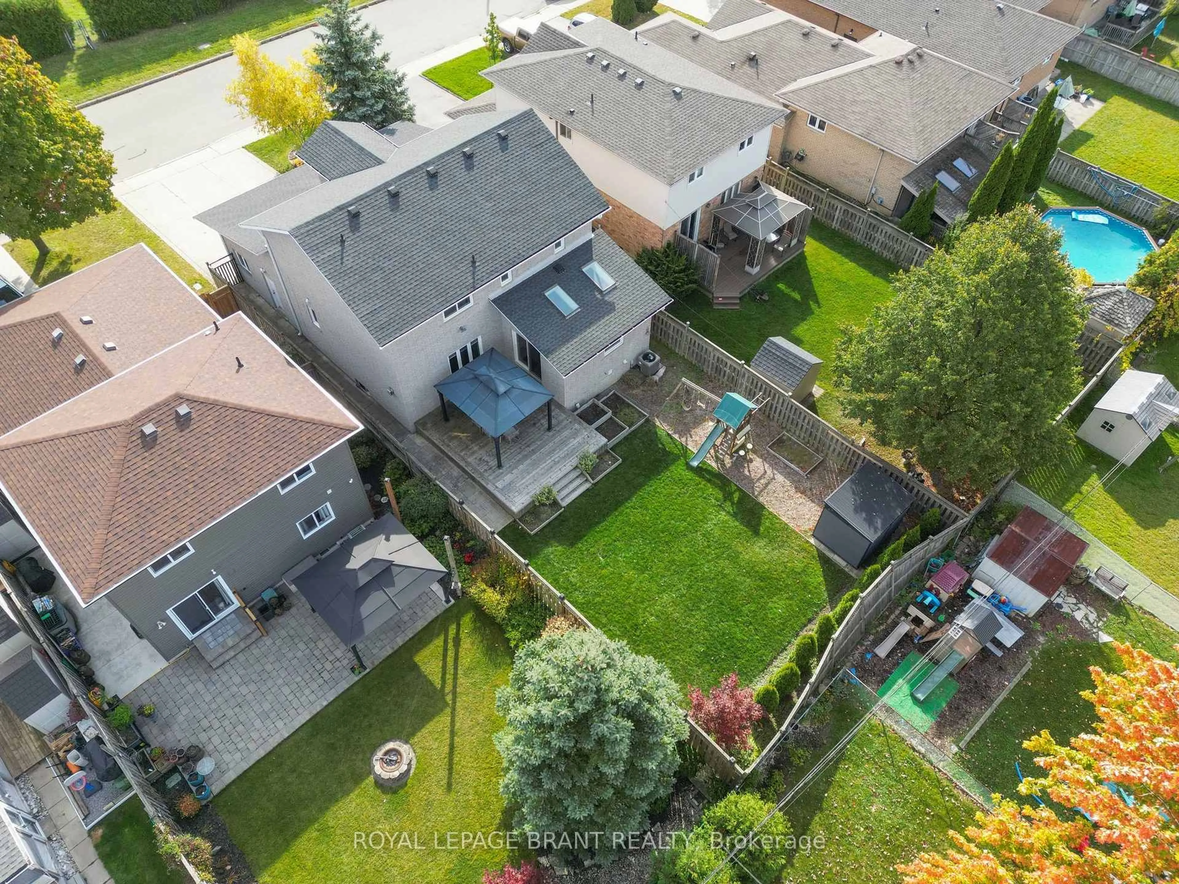 A pic from outside/outdoor area/front of a property/back of a property/a pic from drone, street for 110 Fieldway Dr, Hamilton Ontario L9A 2L6