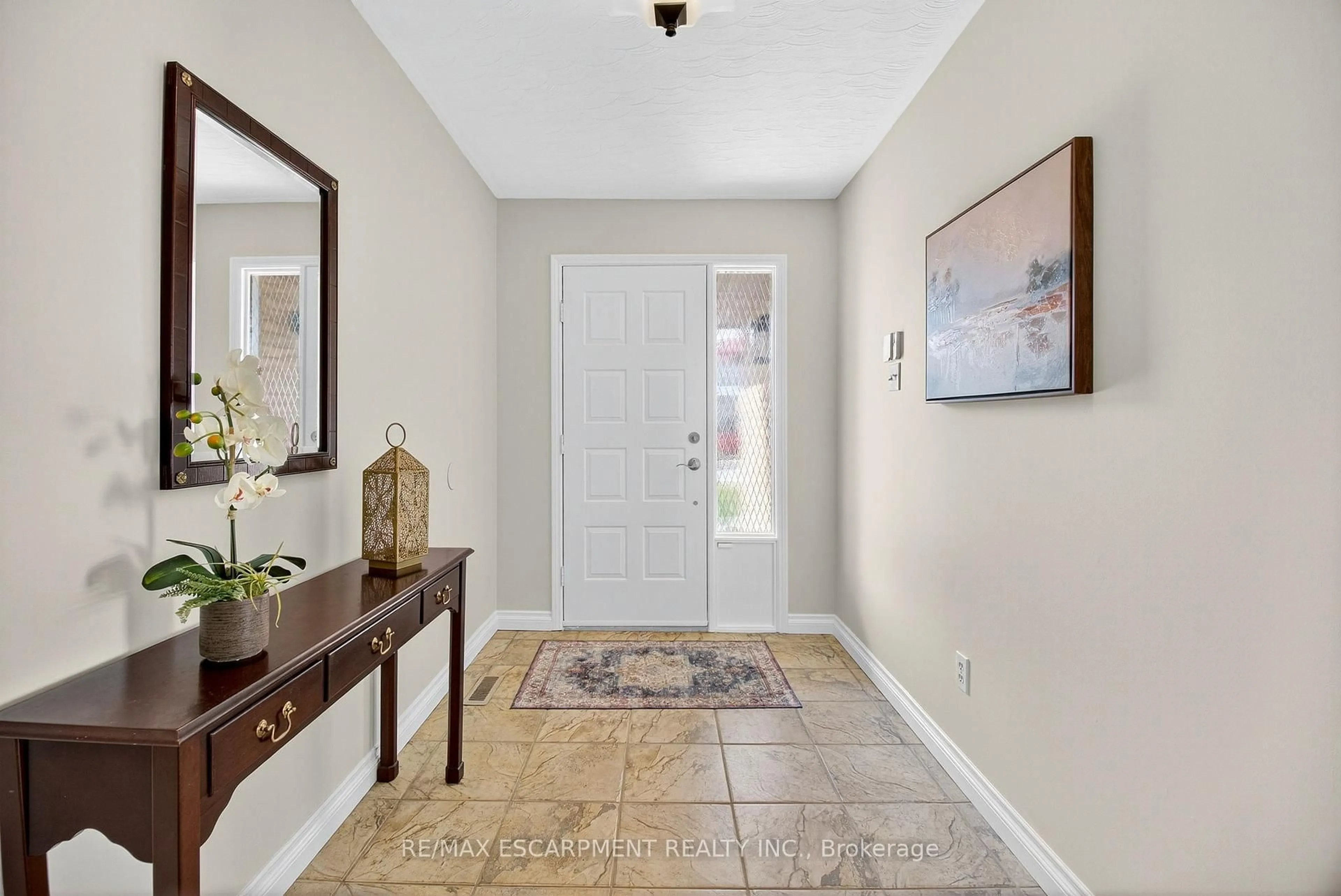 Indoor entryway for 150 Solomon Cres, Hamilton Ontario L8W 2G7