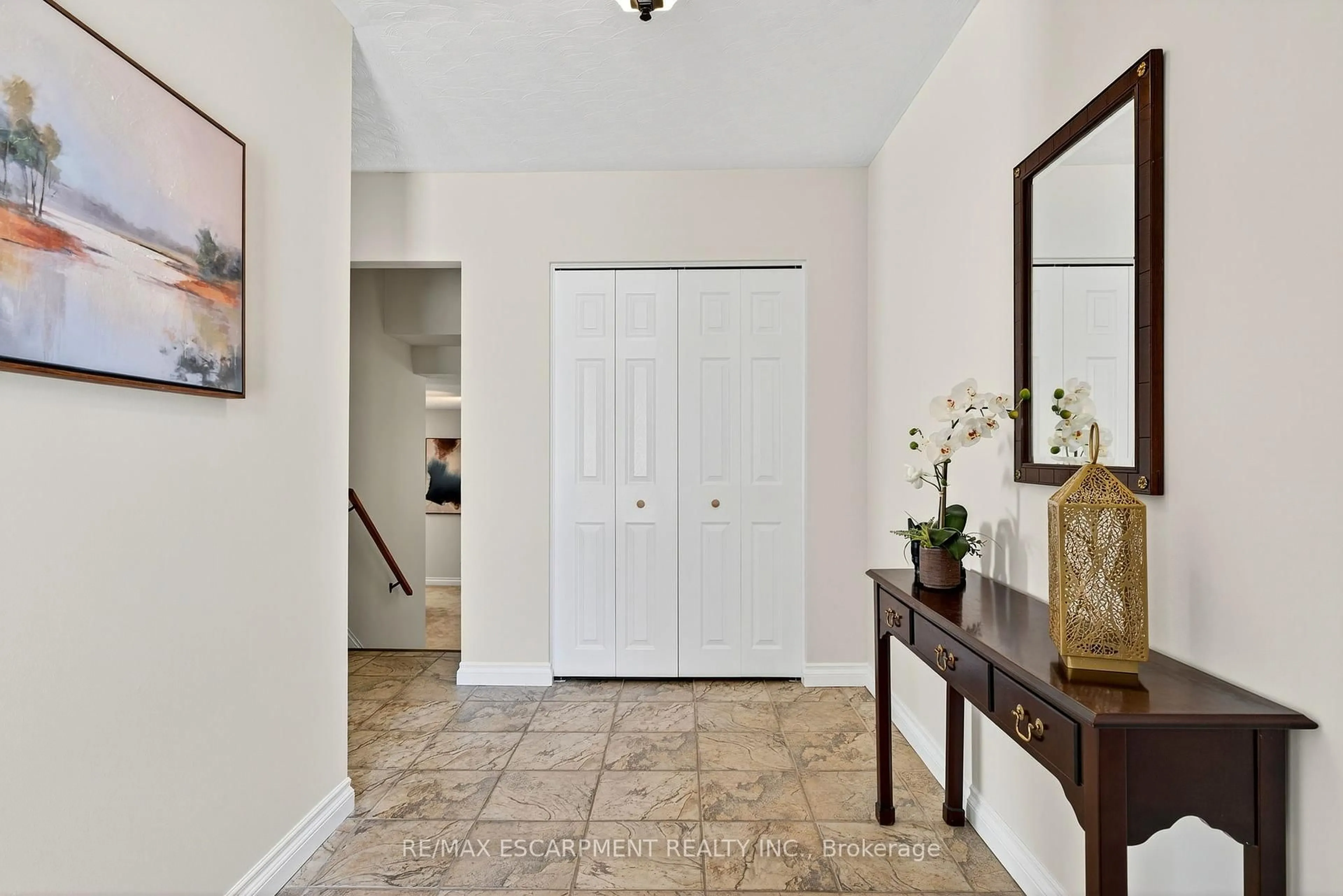 Indoor entryway for 150 Solomon Cres, Hamilton Ontario L8W 2G7