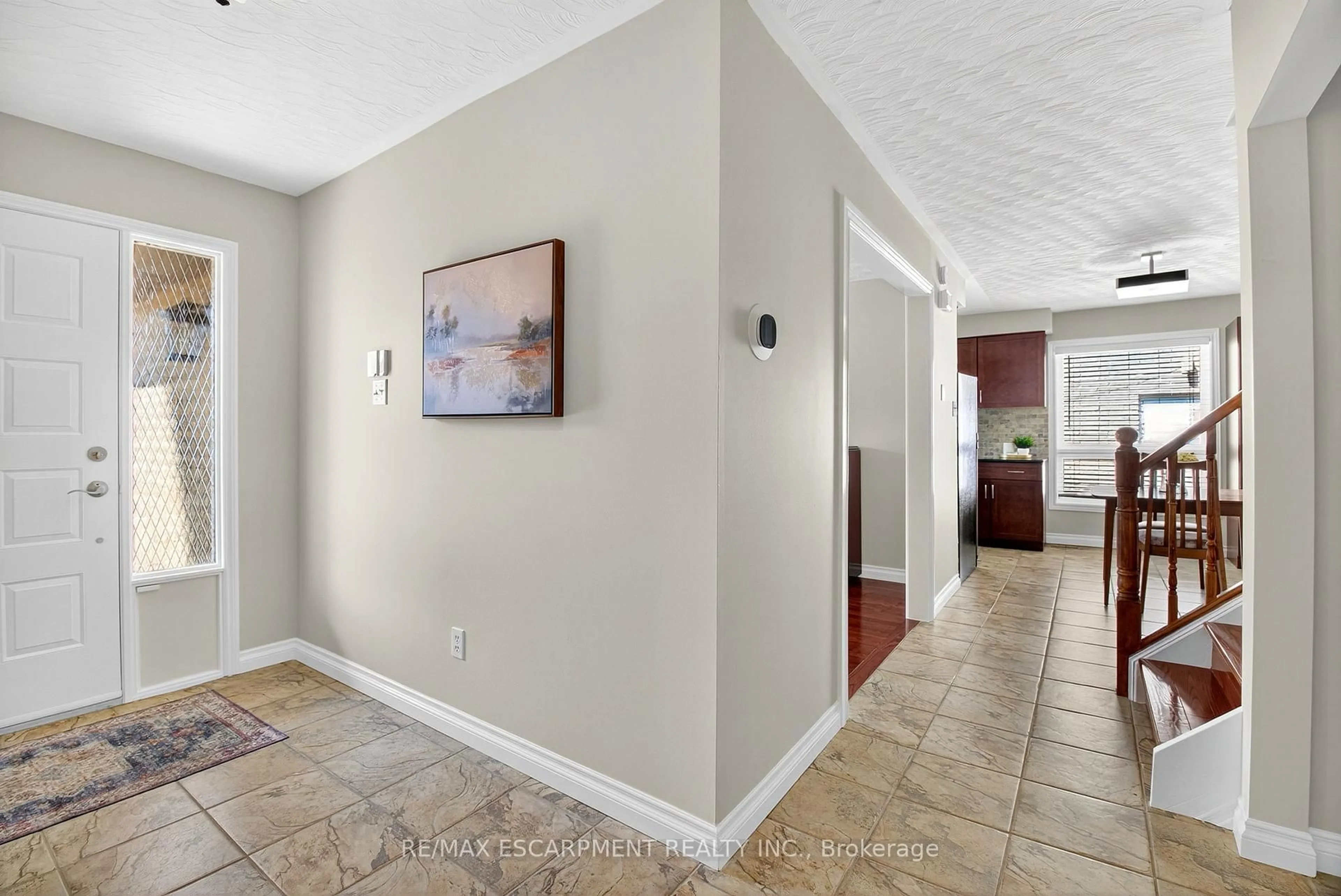 Indoor entryway for 150 Solomon Cres, Hamilton Ontario L8W 2G7