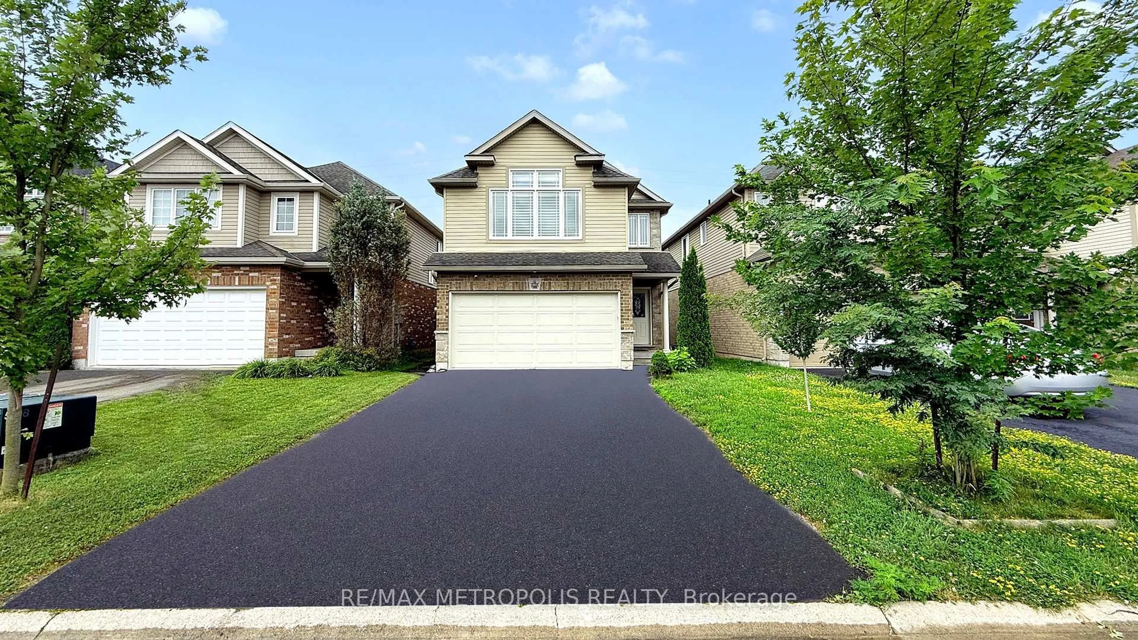 Home with vinyl exterior material, street for 8596 Milomir St, Niagara Falls Ontario L2H 0B7