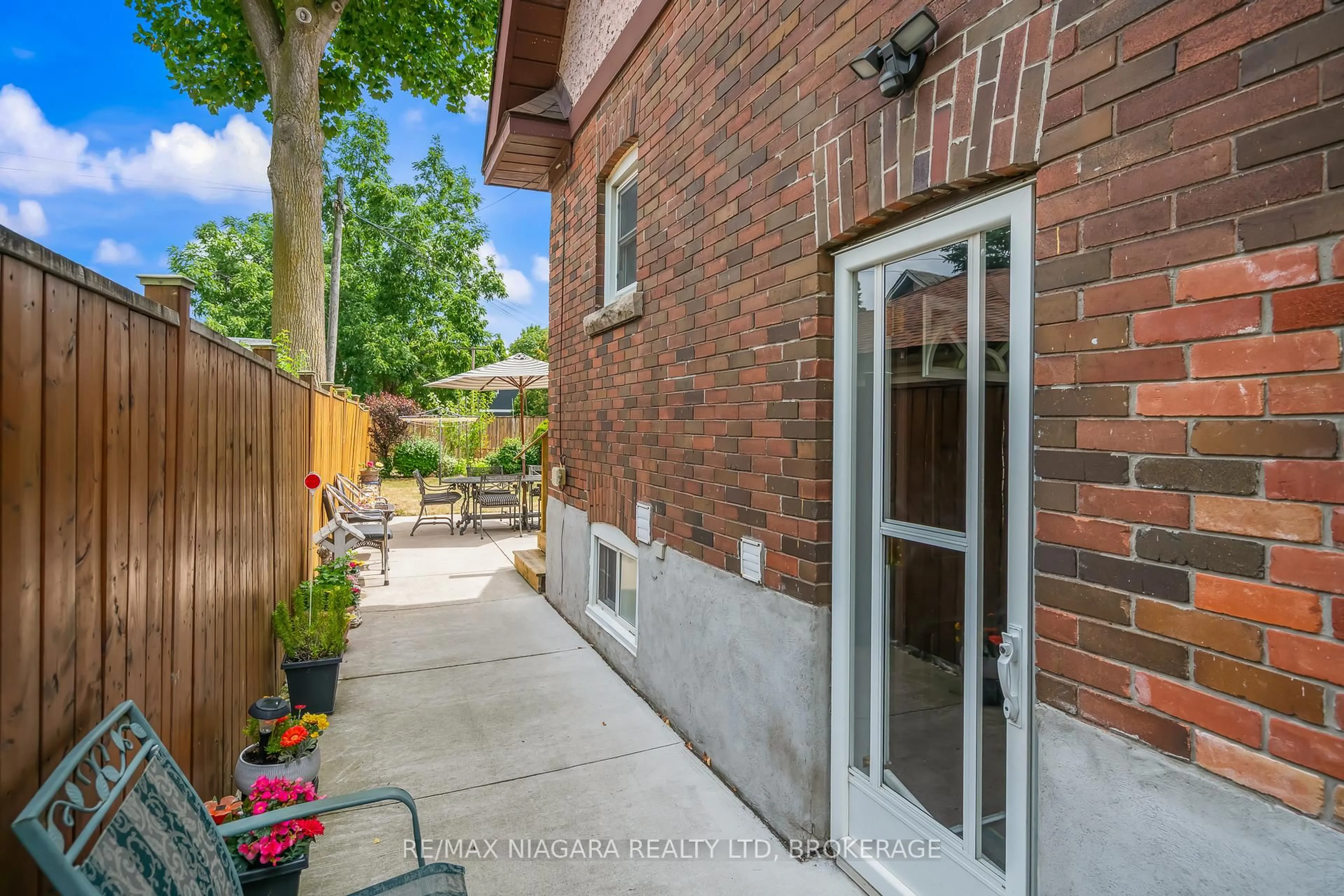 Patio, street for 4534 Fourth Ave, Niagara Falls Ontario L2E 4N6