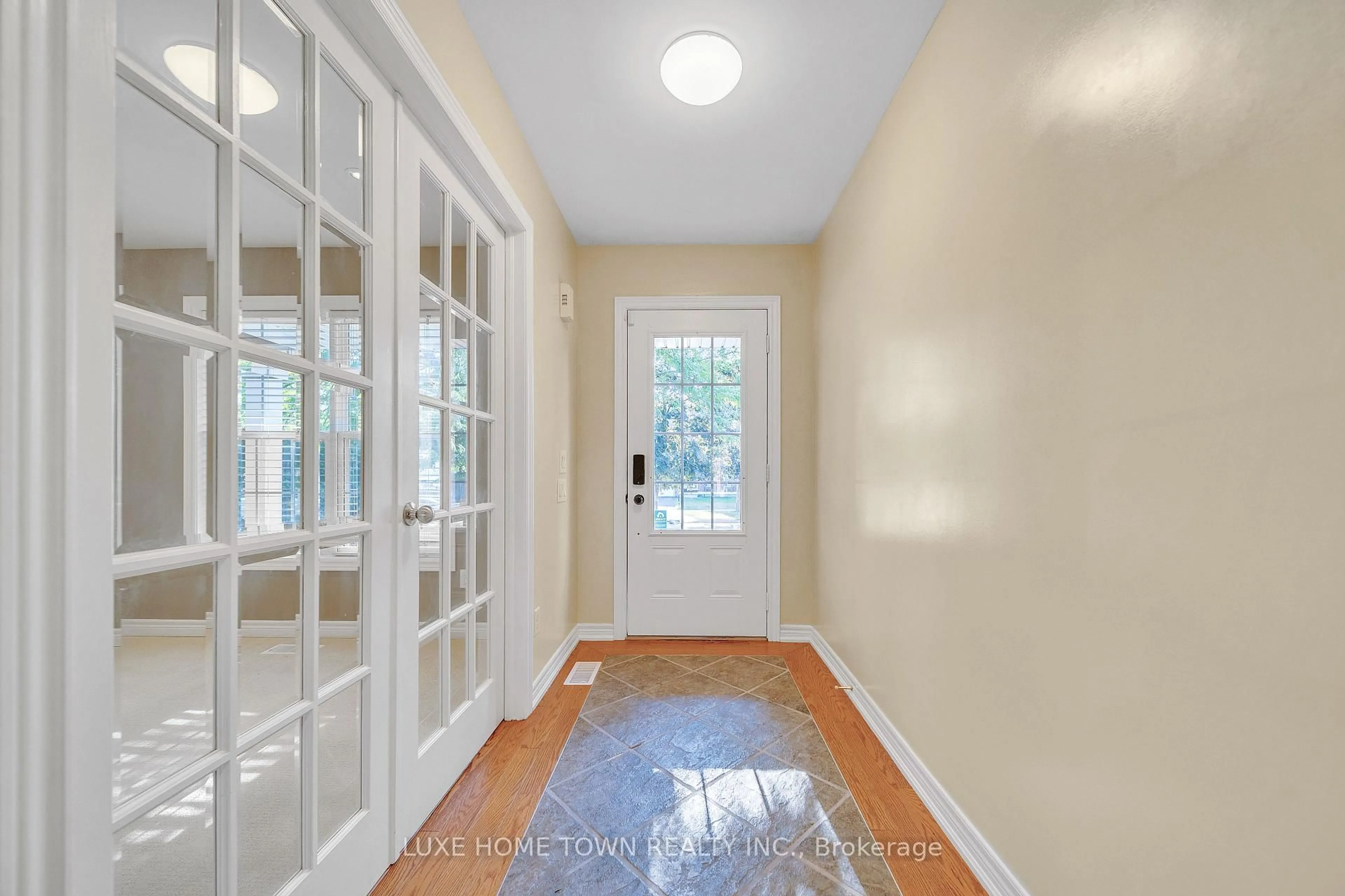 Indoor entryway for 2 CHICORY Cres, St. Catharines Ontario L2R 0A5