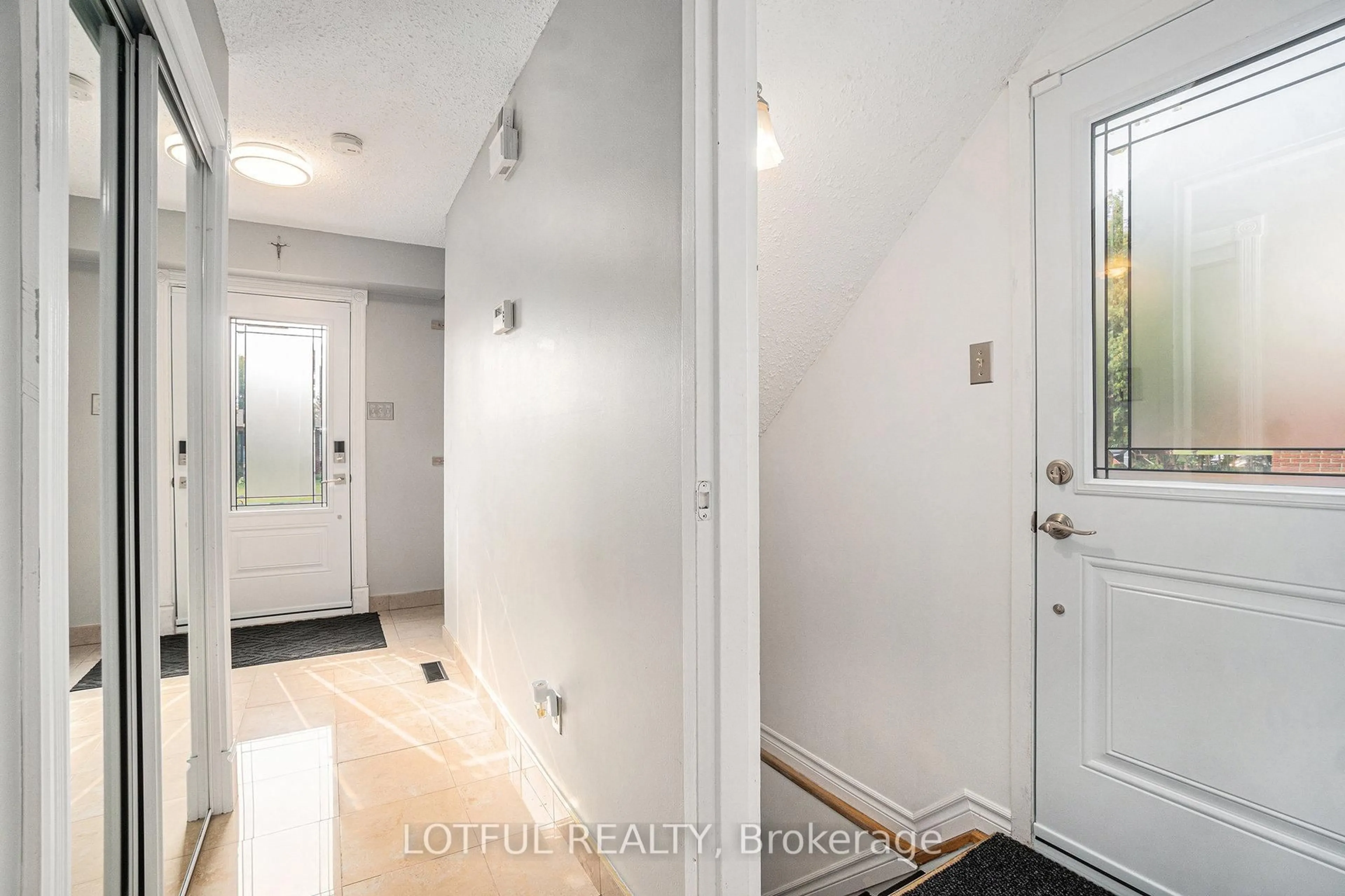 Indoor entryway for 26 Mcmurdo Crt, Ottawa Ontario K2E 7K4