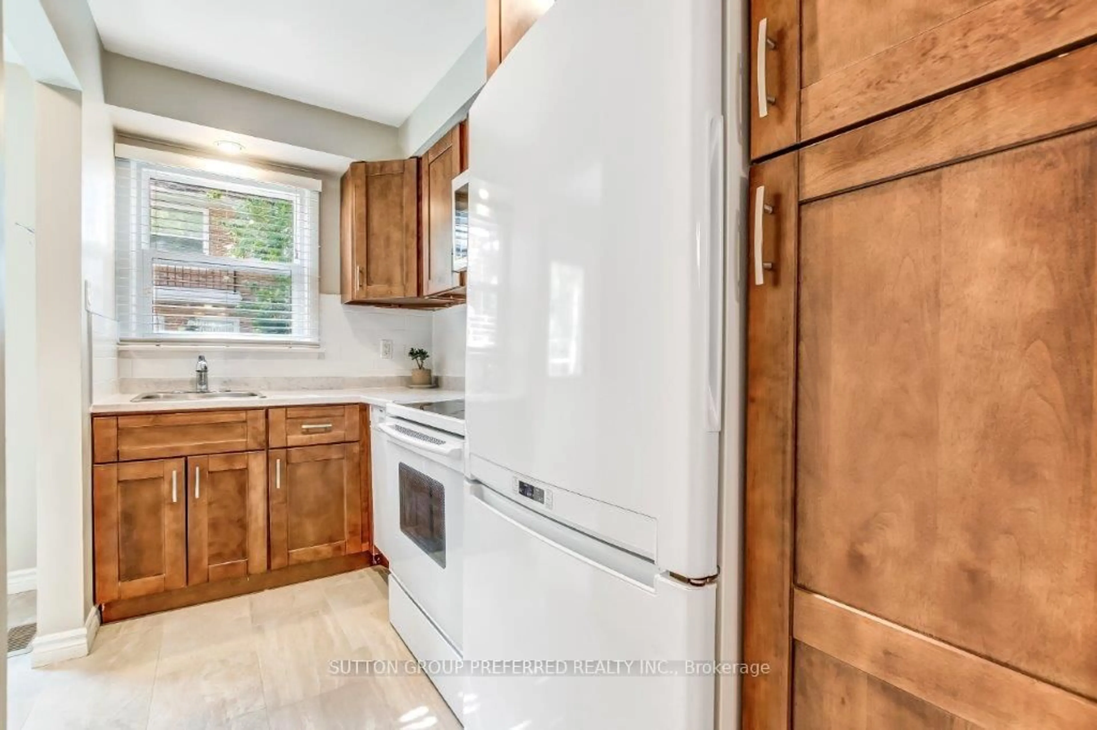 Standard kitchen, ceramic/tile floor for 1385 Commissioners Rd #74, London South Ontario N6K 1E2