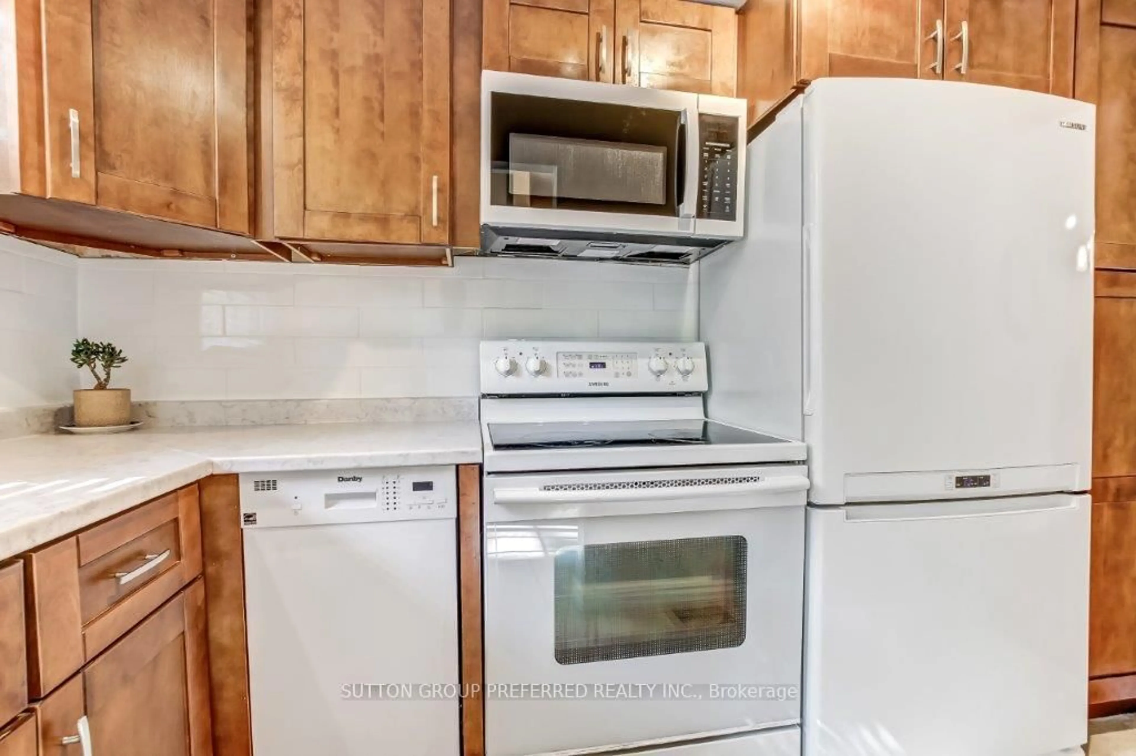 Standard kitchen, unknown for 1385 Commissioners Rd #74, London South Ontario N6K 1E2