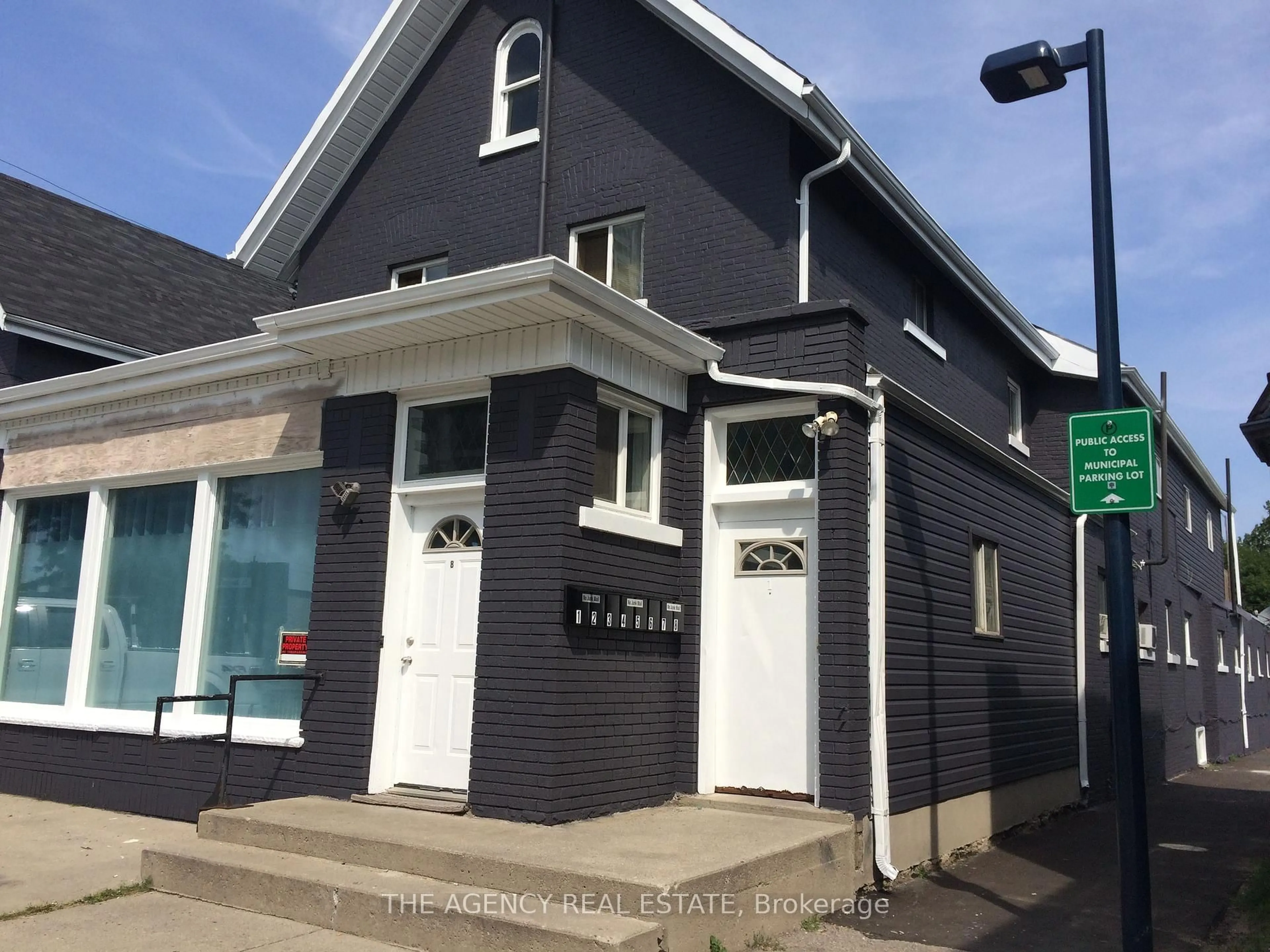 Unknown for 720 Dundas St, London East Ontario N5W 2Z4