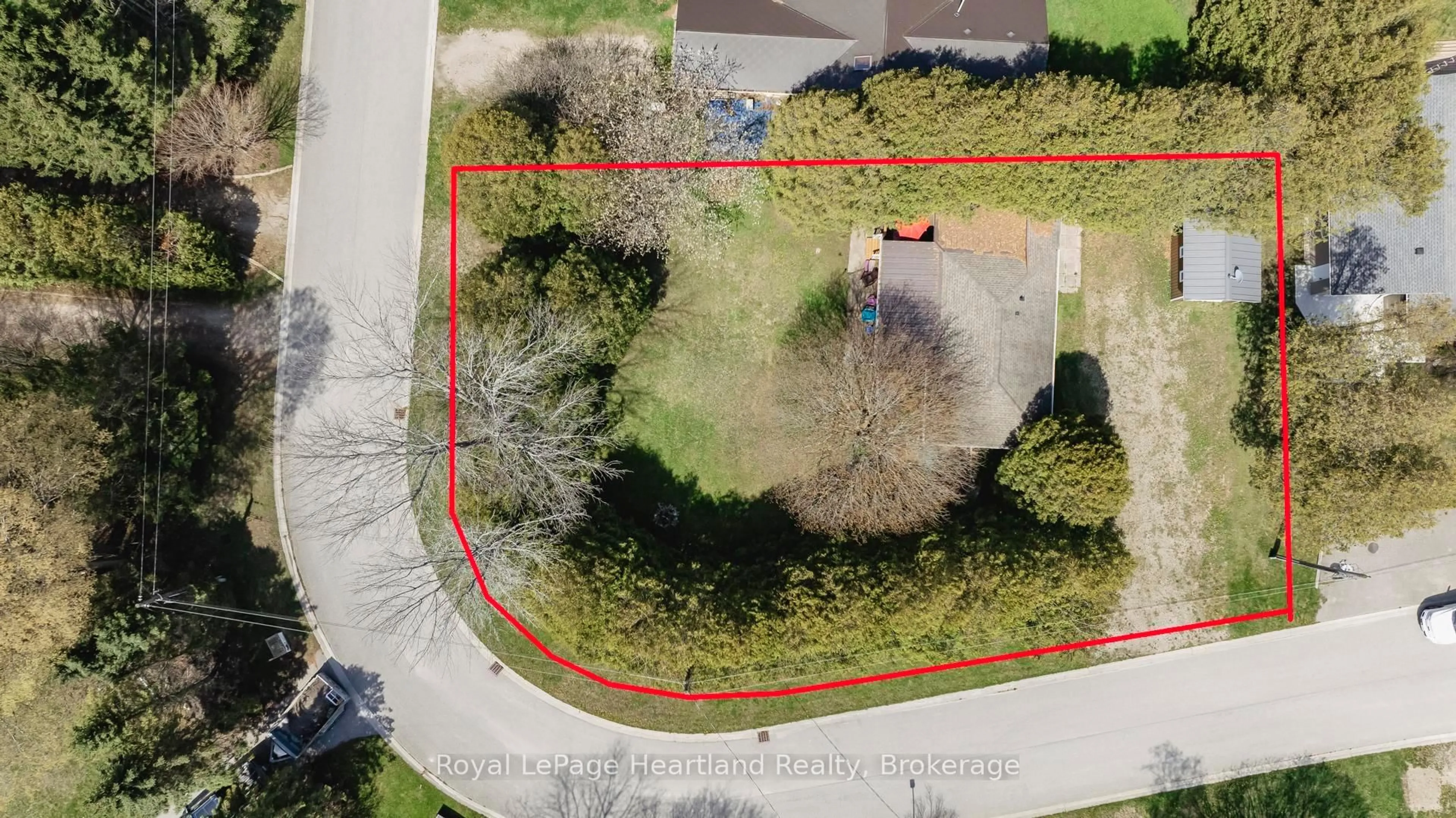 A pic from outside/outdoor area/front of a property/back of a property/a pic from drone, street for 116 SENECA St, Huron-Kinloss Ontario N0G 2R0