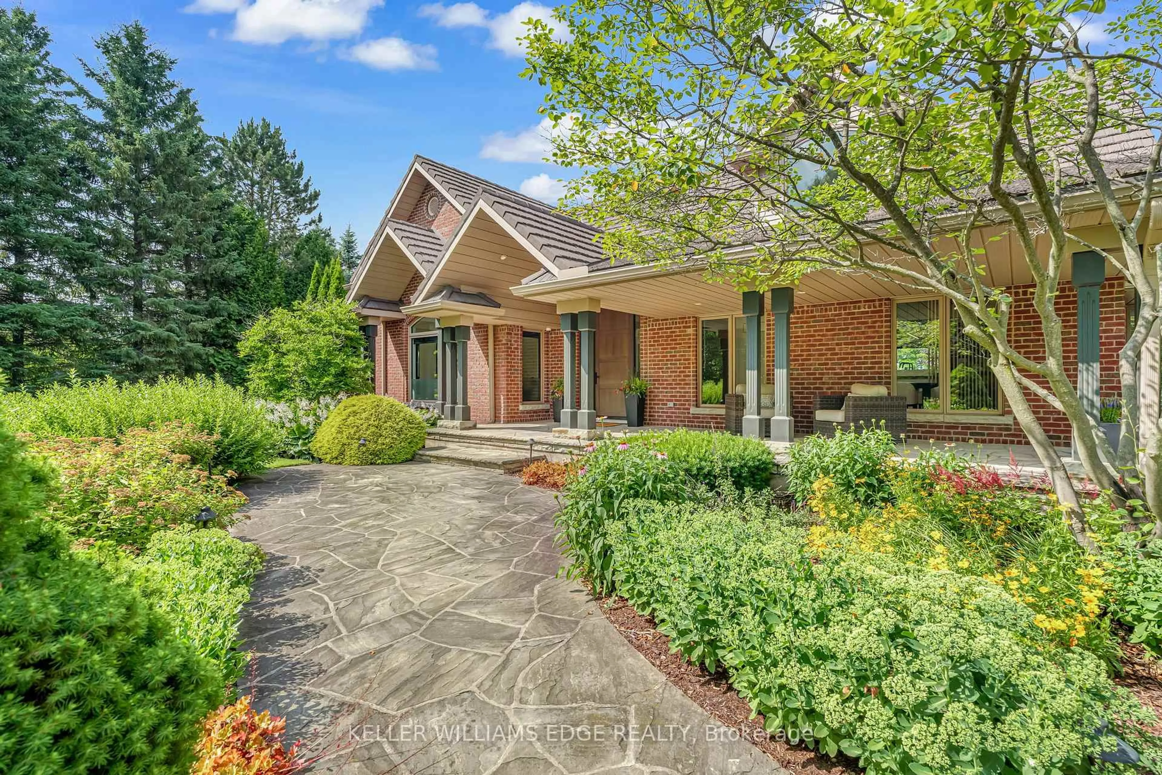 Home with brick exterior material, street for 18 Fox Run Dr, Puslinch Ontario N0B 2J0