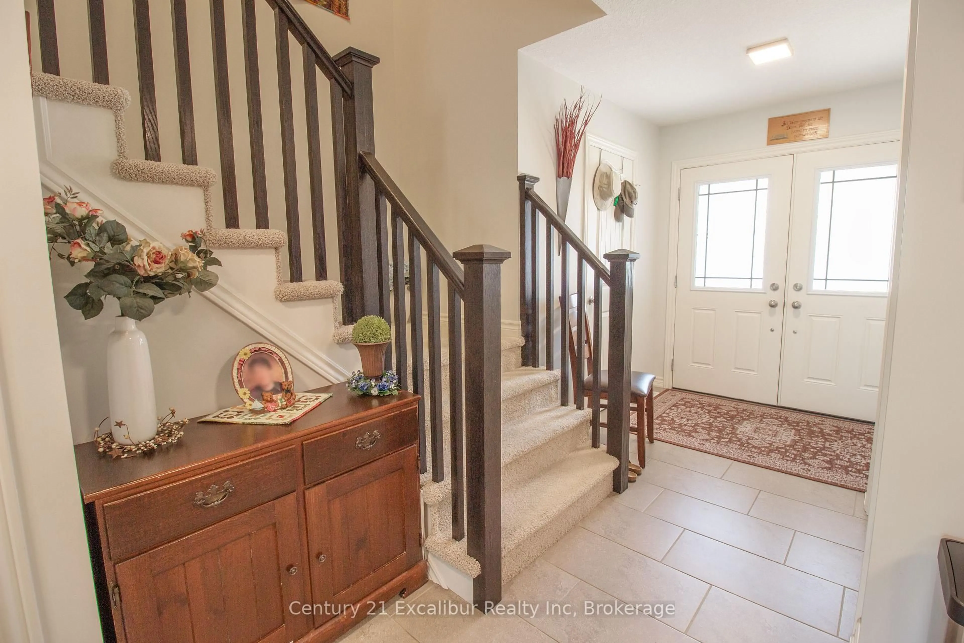 Indoor entryway for 64 Aberdeen St #64A, Centre Wellington Ontario N1M 0C1