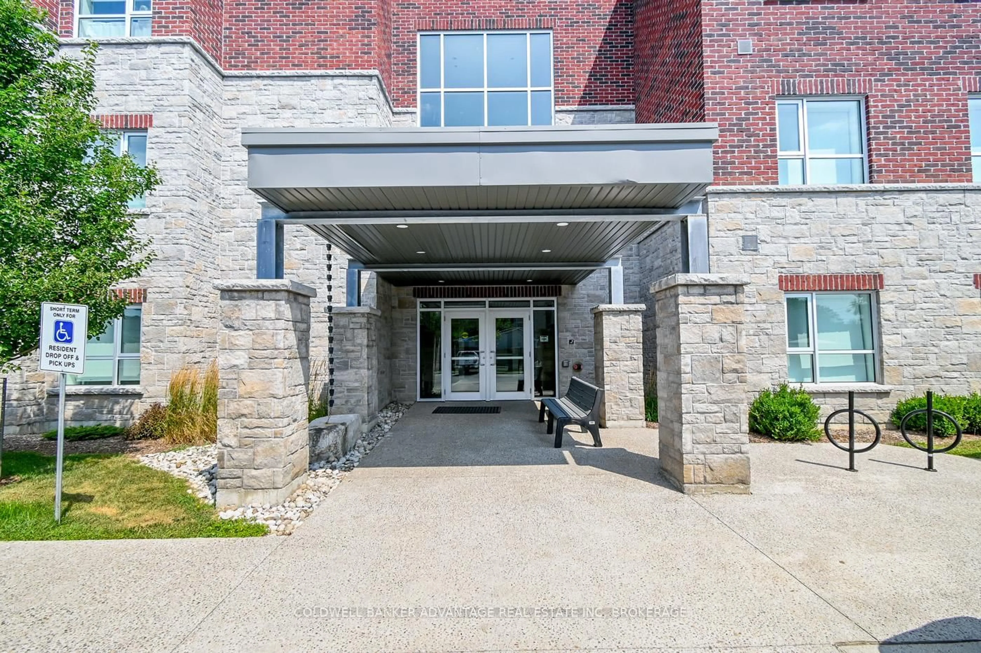 Indoor foyer for 529 South Pelham Rd #304, Welland Ontario L3C 0H7