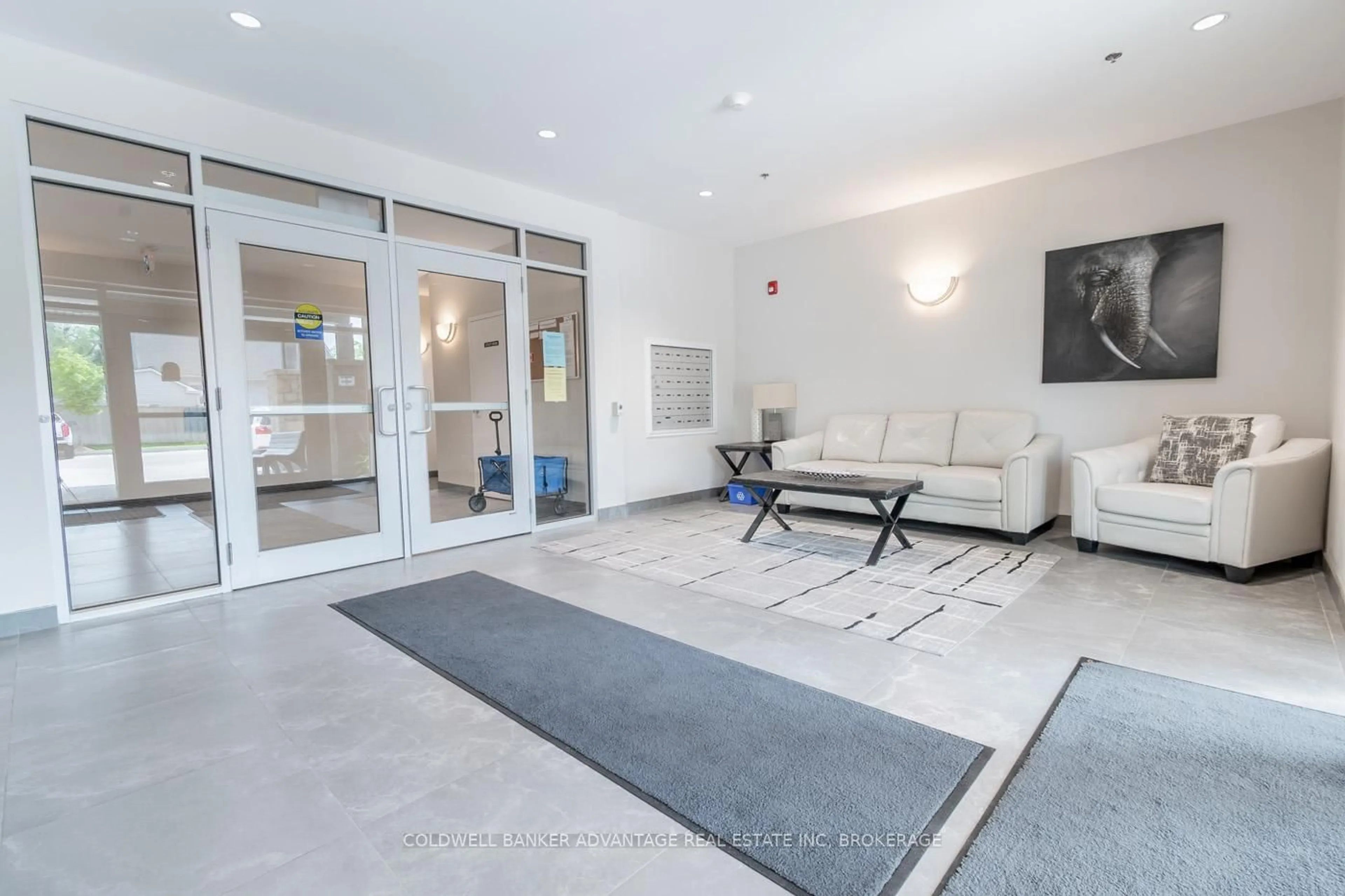 Indoor foyer for 529 South Pelham Rd #304, Welland Ontario L3C 0H7