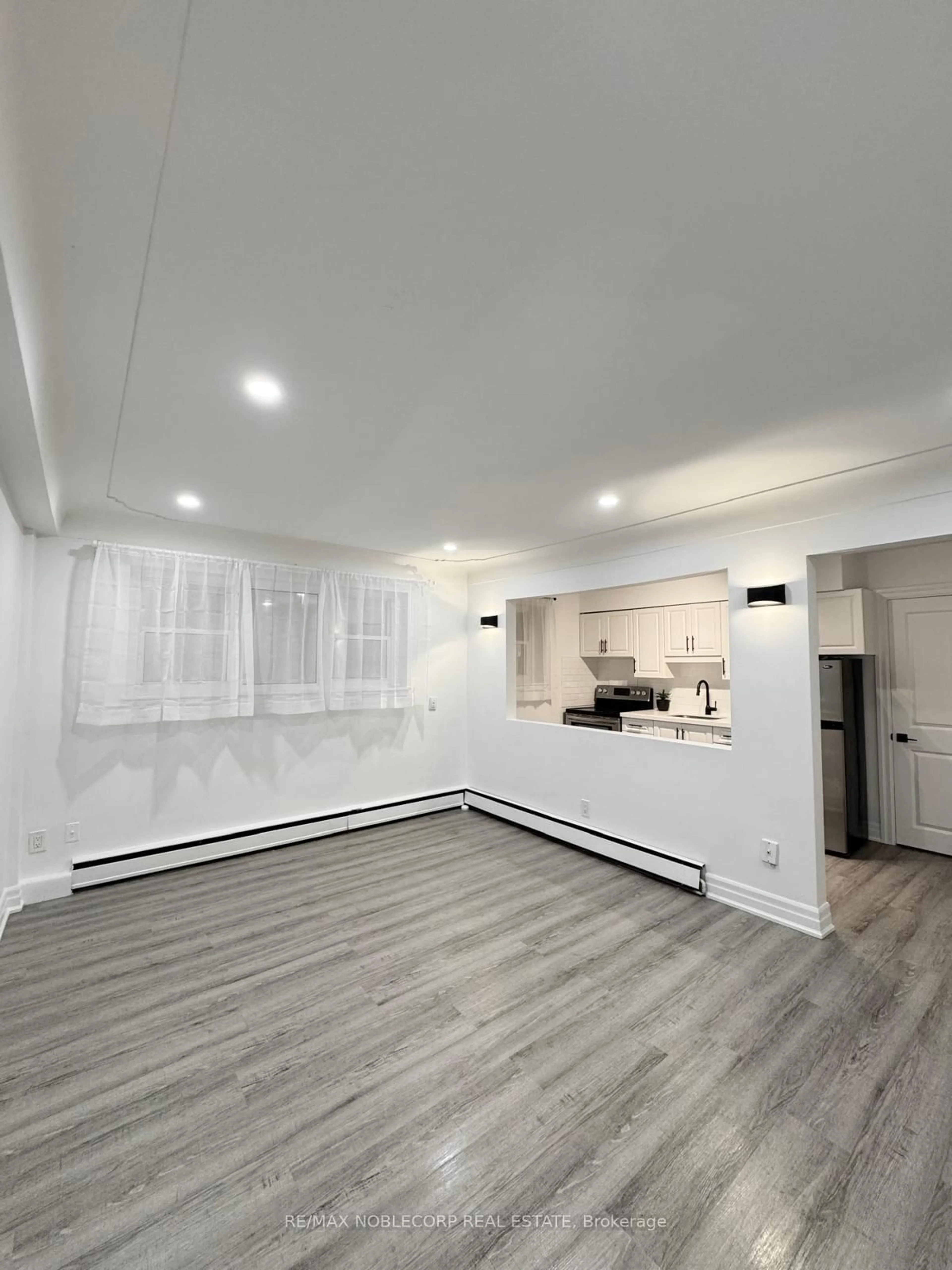 A pic of a room for 5 Applewood Ave #2, Hamilton Ontario L8G 3S4
