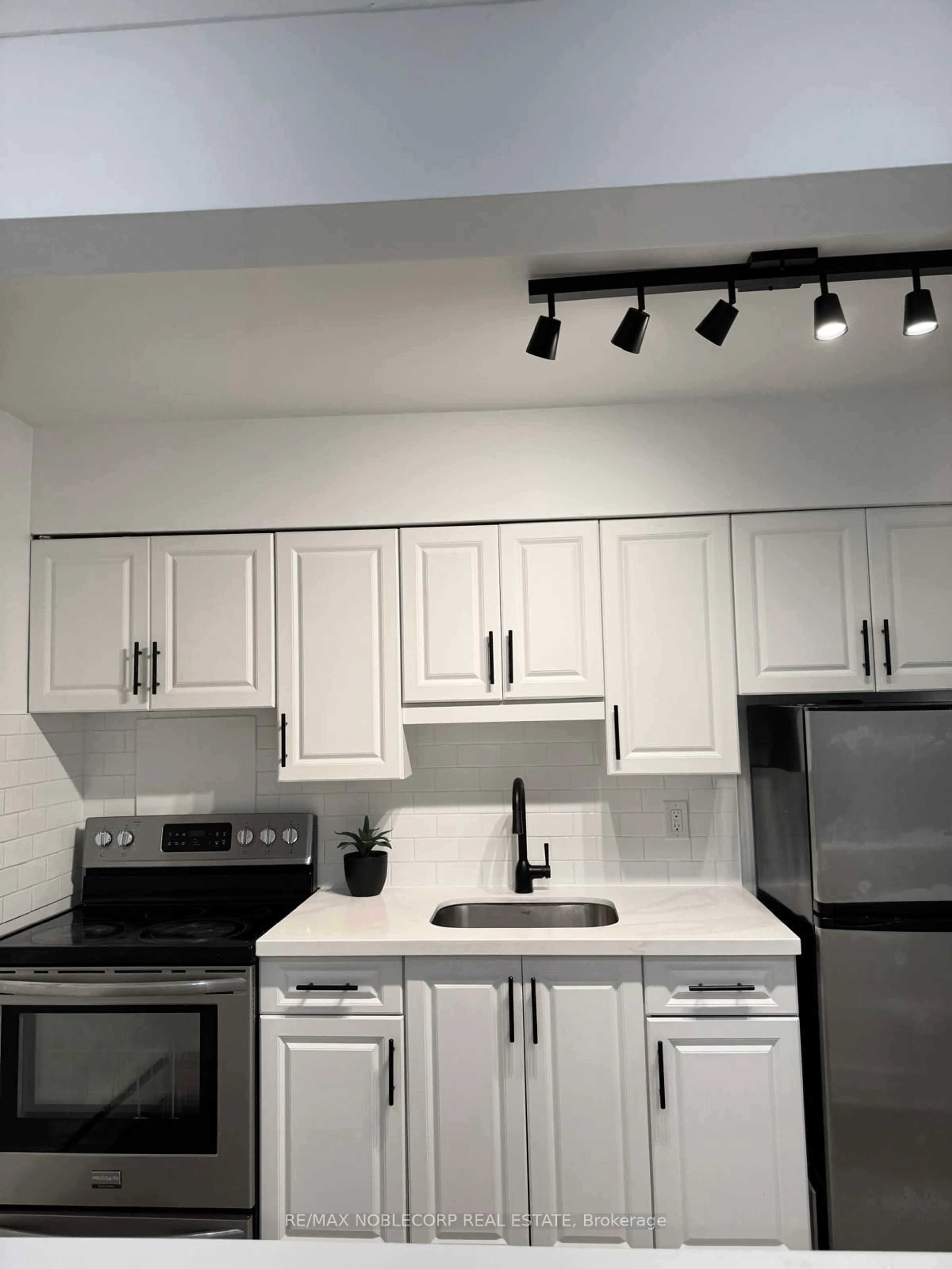 Standard kitchen, unknown for 5 Applewood Ave #2, Hamilton Ontario L8G 3S4