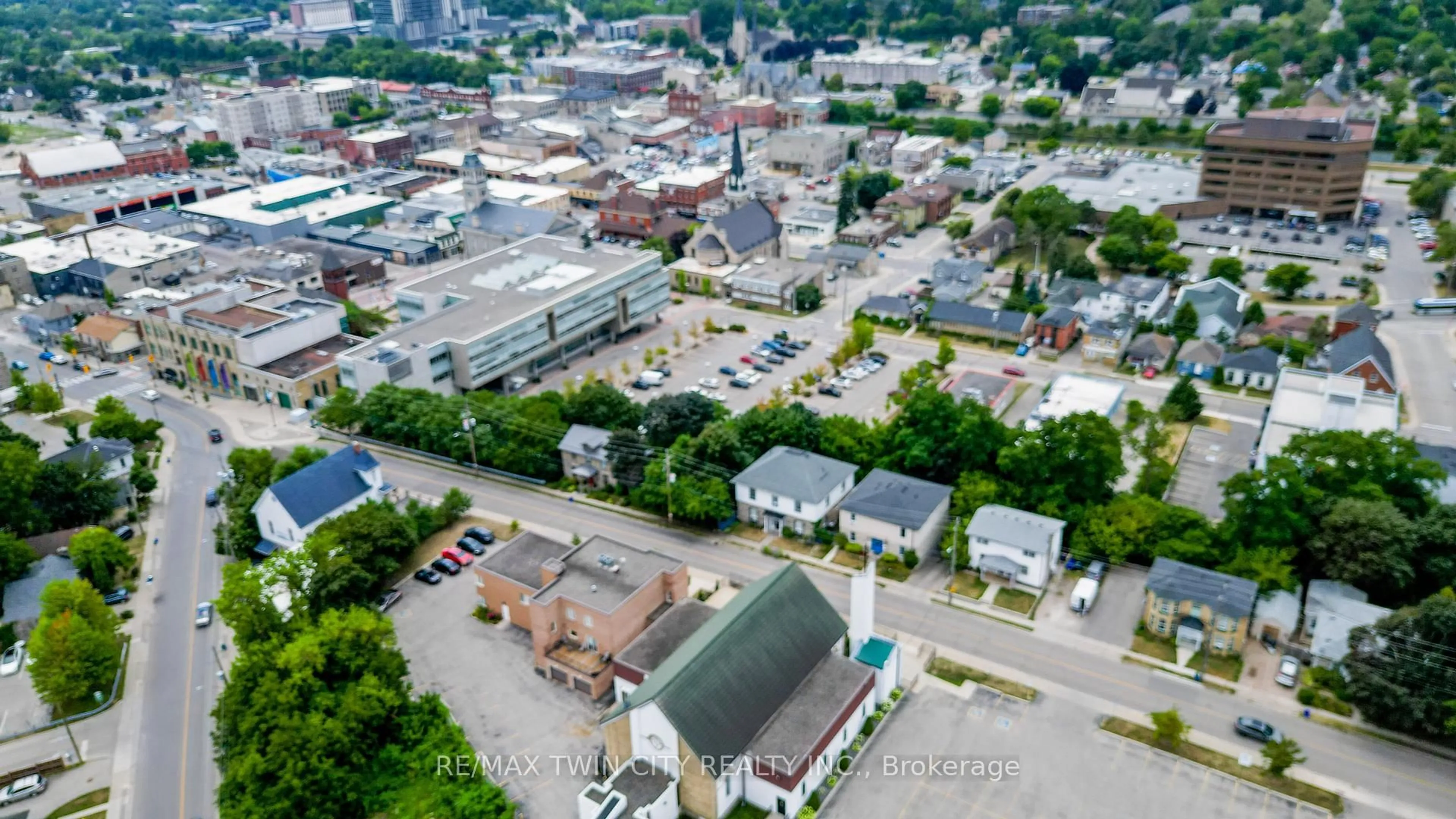 A pic from outside/outdoor area/front of a property/back of a property/a pic from drone, street for 50 Wellington St, Cambridge Ontario N1R 3Y7