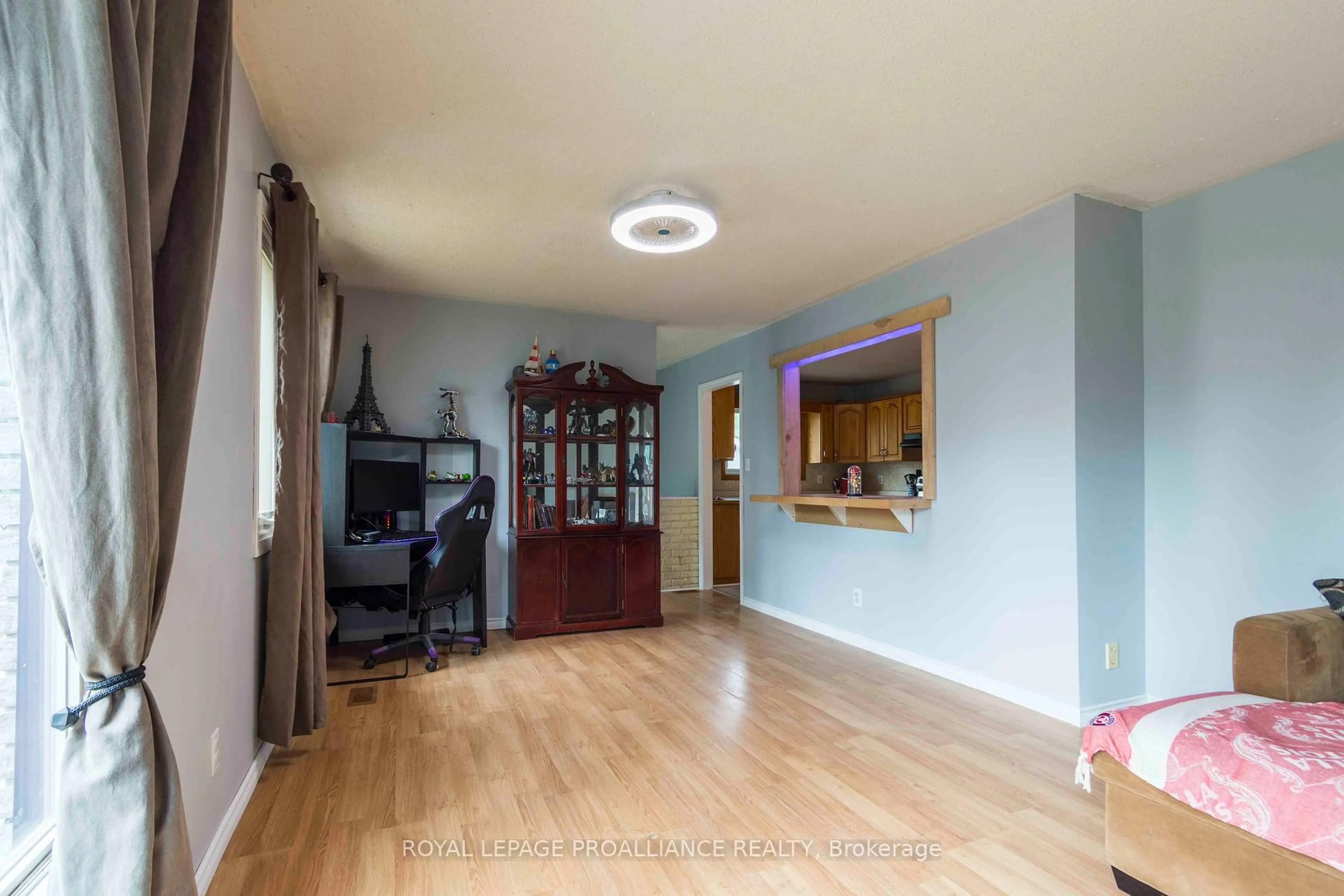 Indoor foyer for 22 Connolly Ave, Quinte West Ontario K8V 5T4
