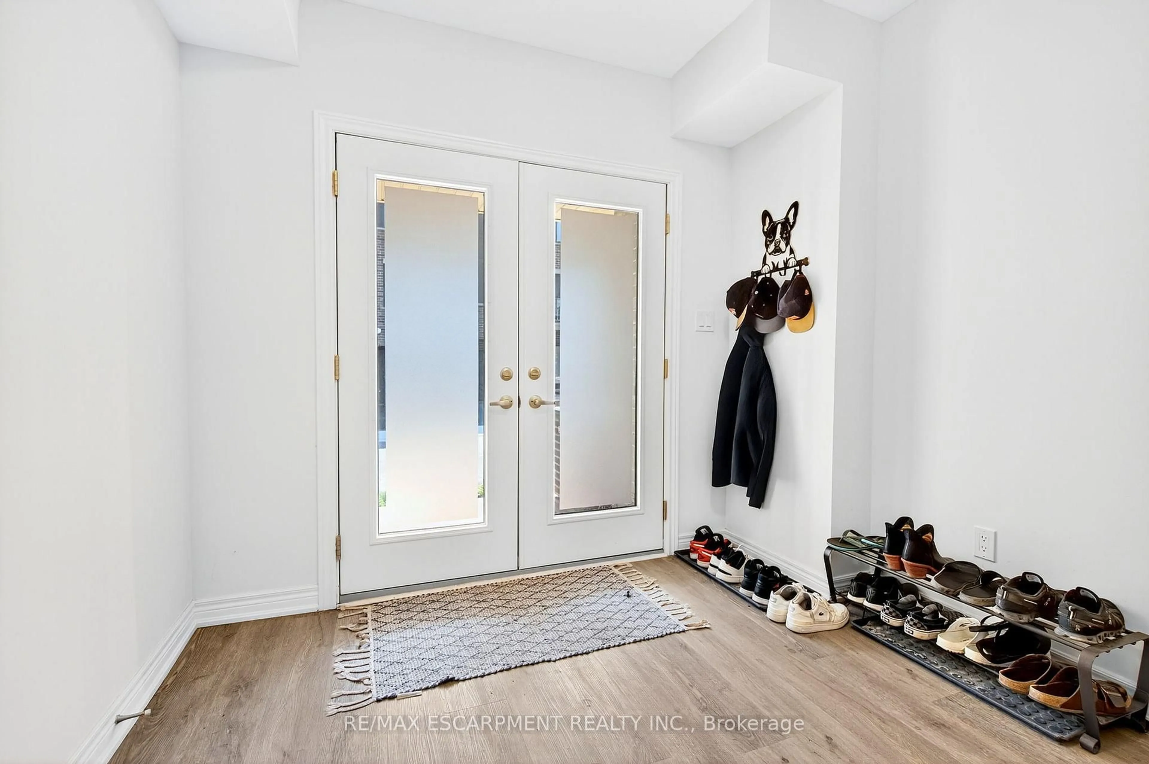 Indoor entryway for 27 Dryden Lane, Hamilton Ontario L8H 0B6