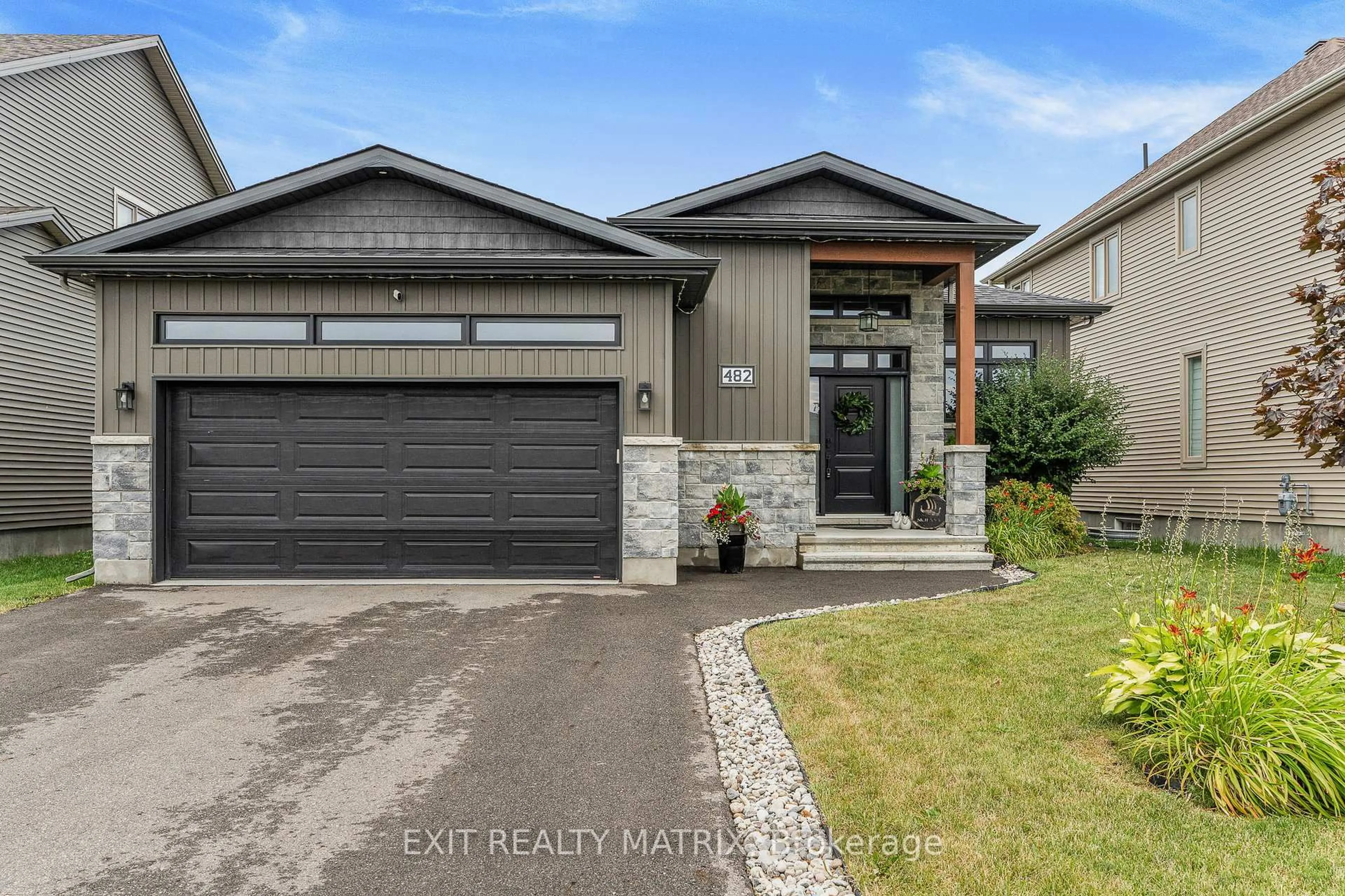 Home with vinyl exterior material, street for 482 Central Park Blvd, Russell Ontario K4R 0C7