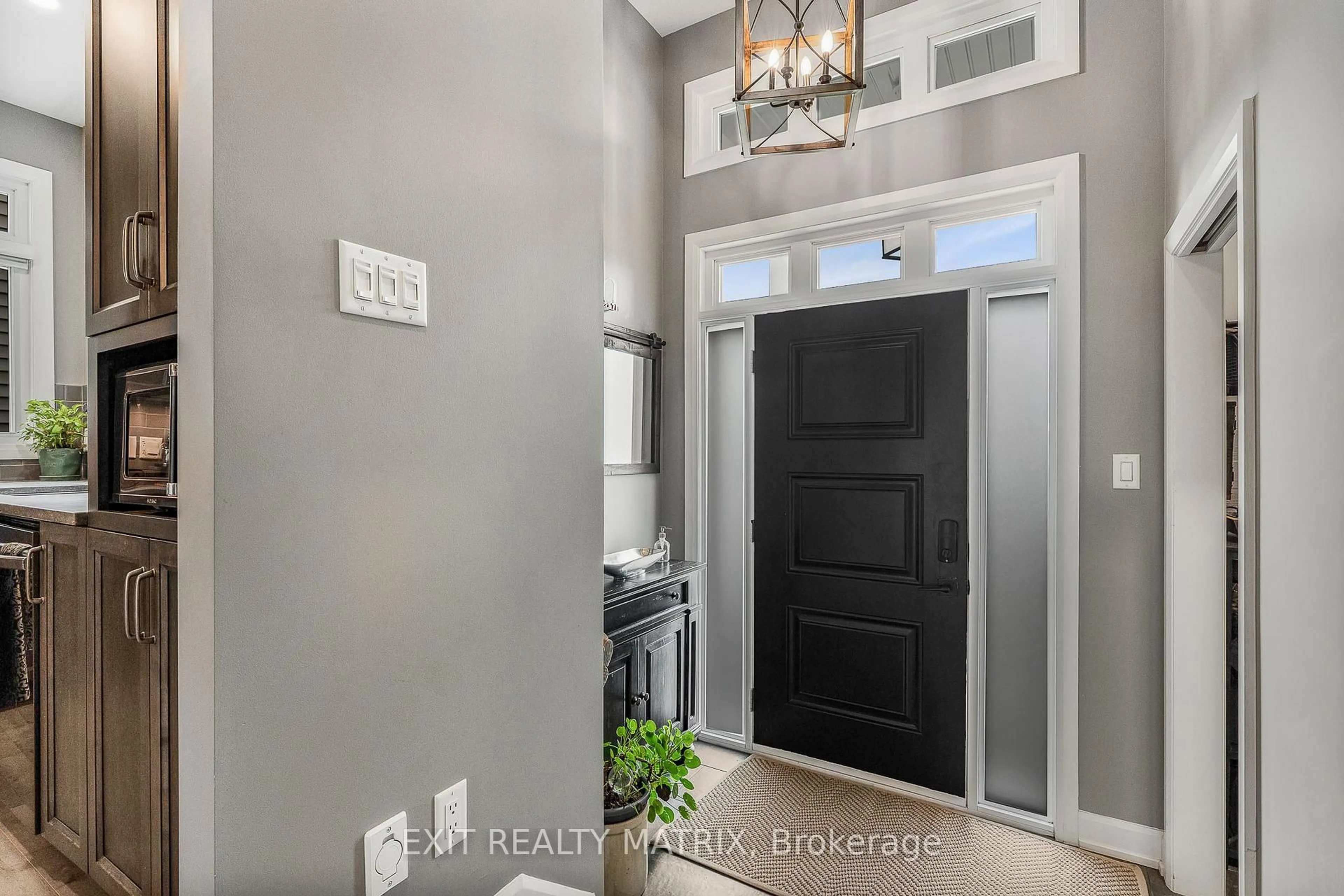 Indoor entryway for 482 Central Park Blvd, Russell Ontario K4R 0C7