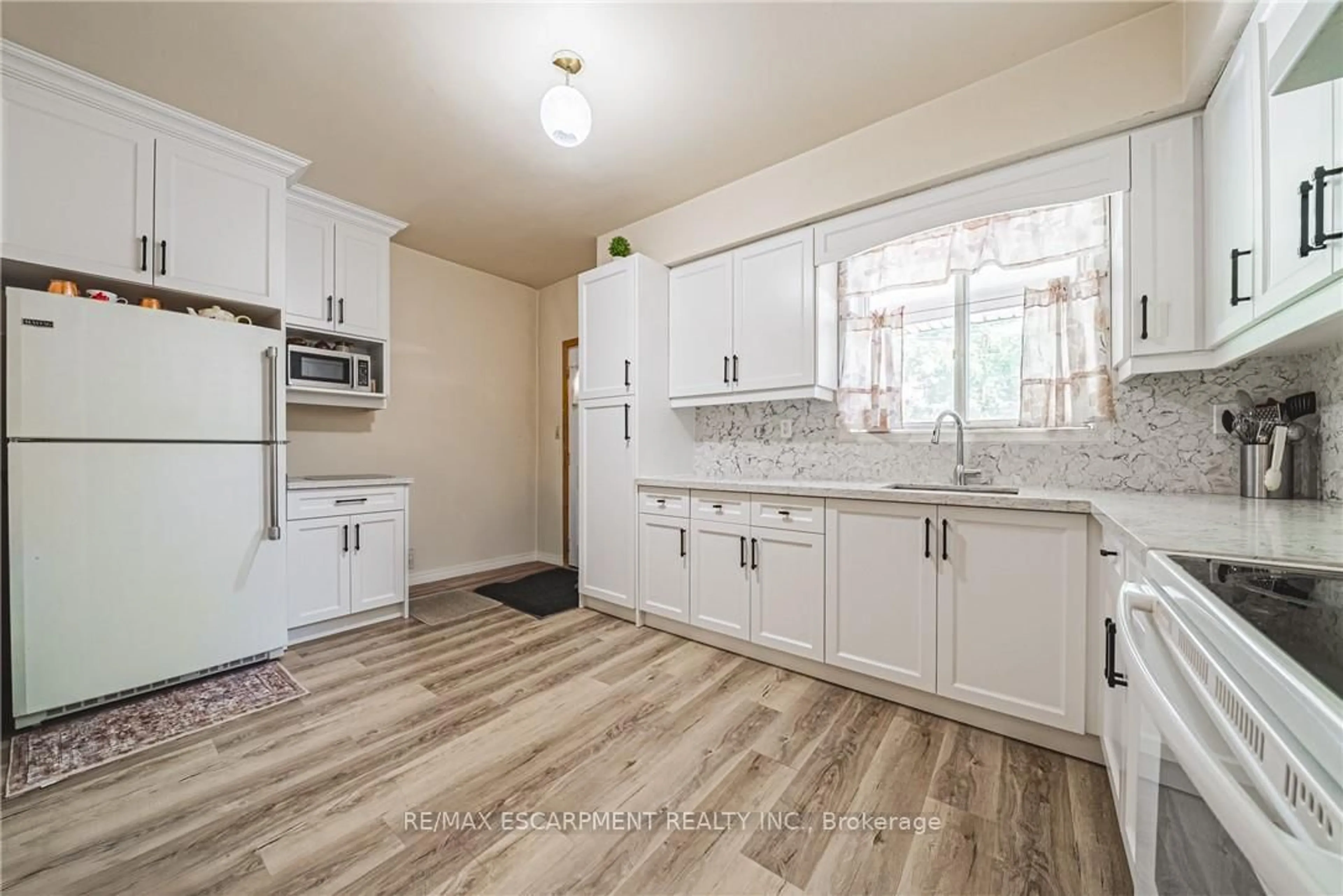 Open concept kitchen, ceramic/tile floor for 64 Kinrade Ave, Hamilton Ontario L8L 6L6