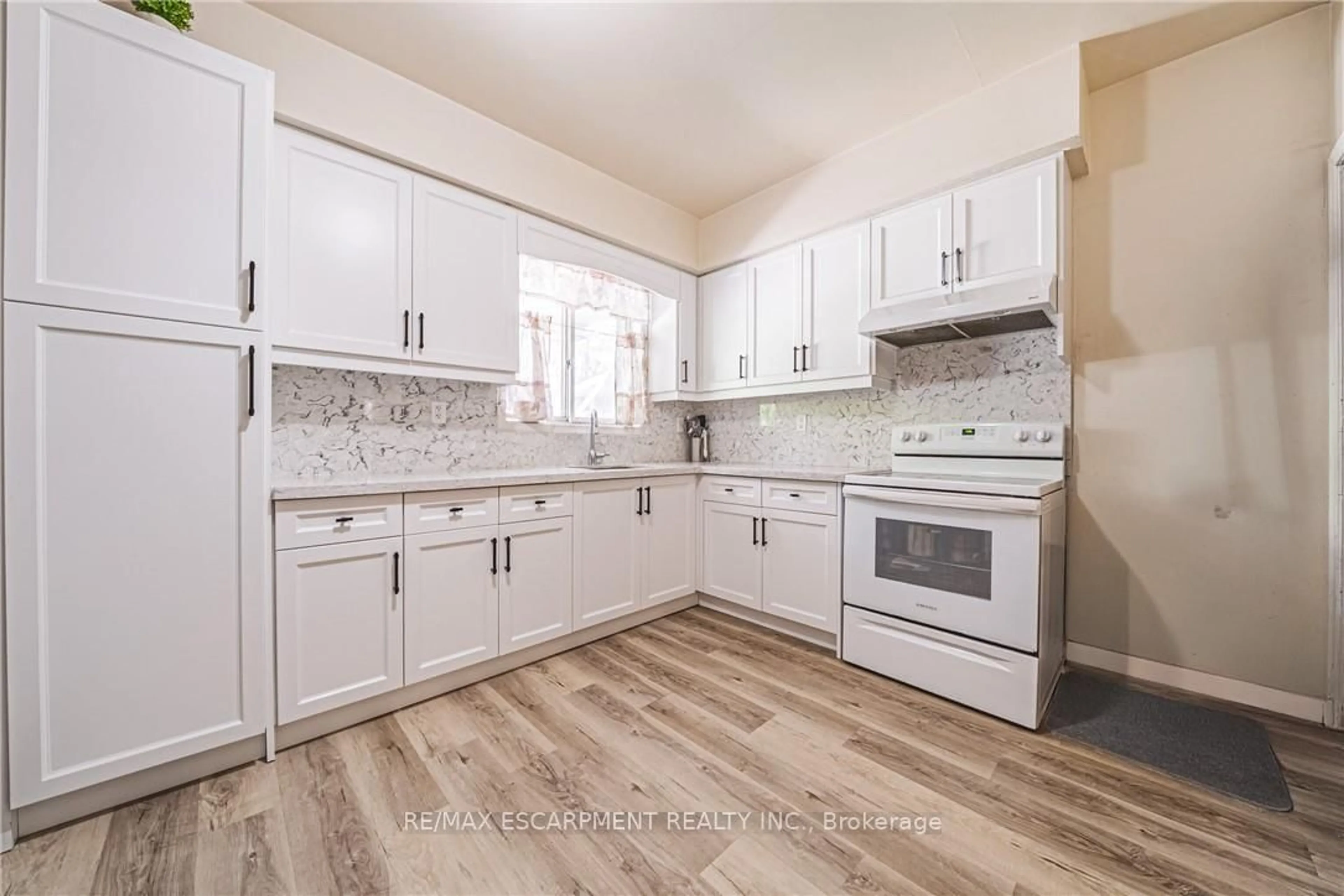 Standard kitchen, unknown for 64 Kinrade Ave, Hamilton Ontario L8L 6L6
