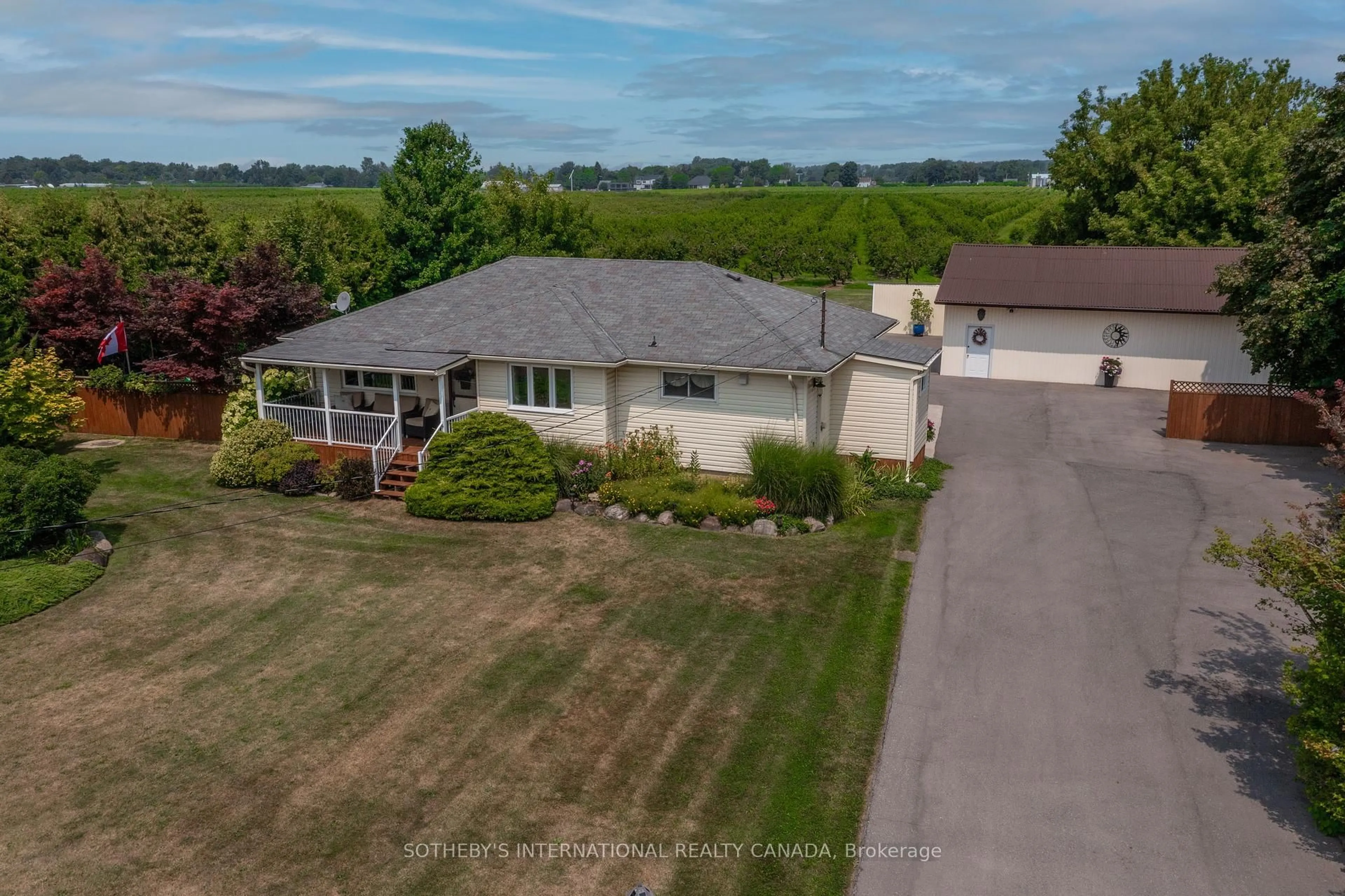 A pic from outside/outdoor area/front of a property/back of a property/a pic from drone, water/lake/river/ocean view for 202 Hunter Rd, Niagara-on-the-Lake Ontario L0S 1J0