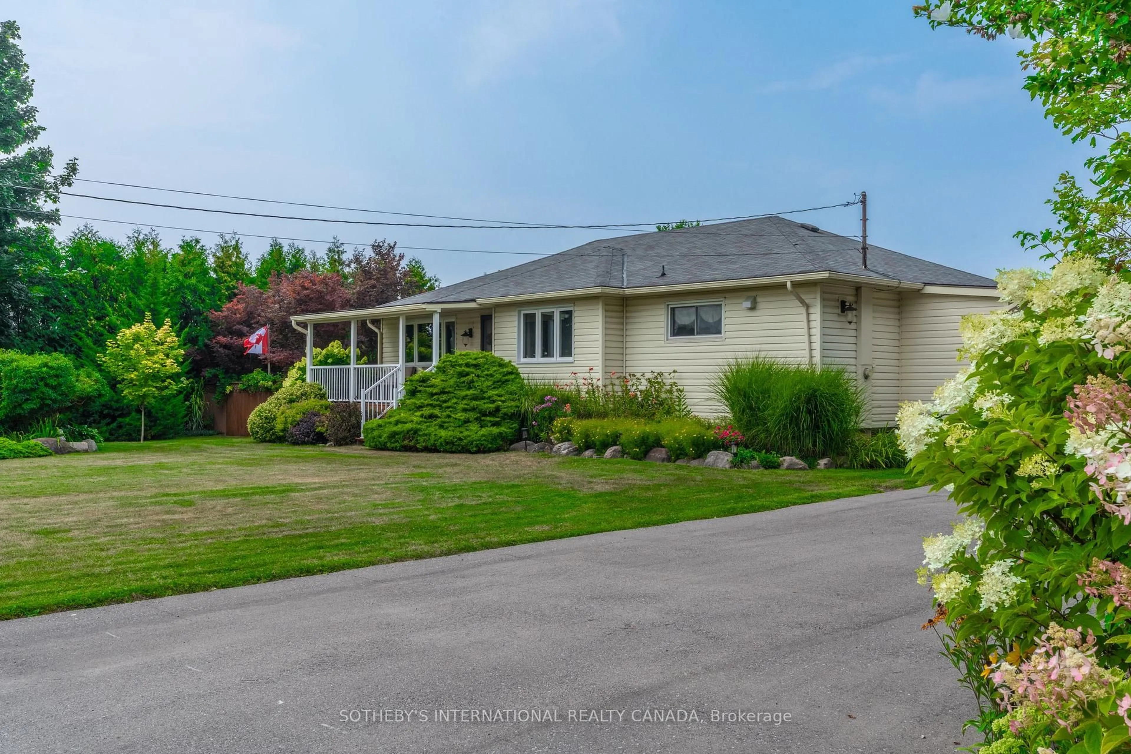 A pic from outside/outdoor area/front of a property/back of a property/a pic from drone, street for 202 Hunter Rd, Niagara-on-the-Lake Ontario L0S 1J0