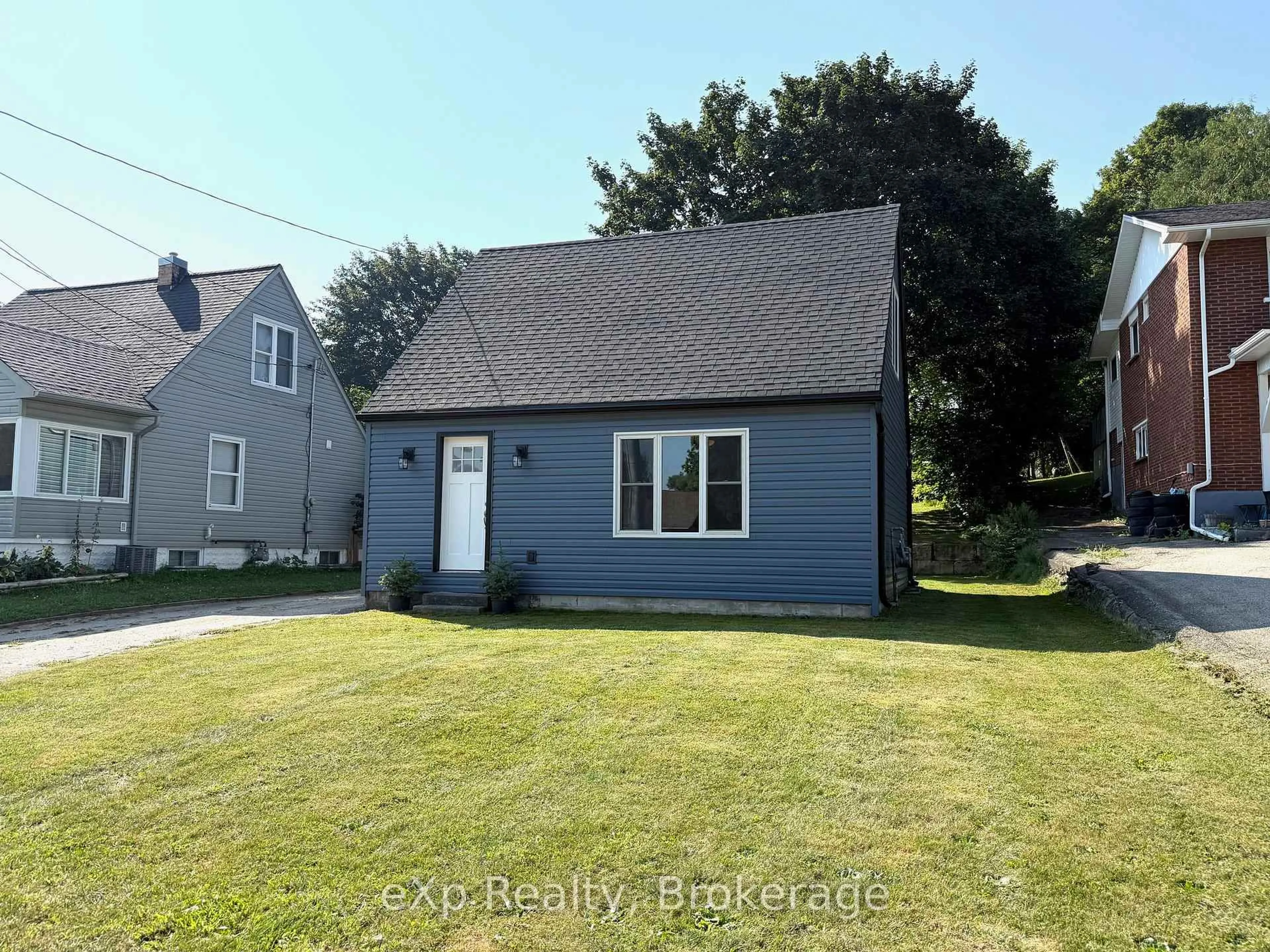 A pic from outside/outdoor area/front of a property/back of a property/a pic from drone, street for 211 Elgin St, Brockton Ontario N0G 2V0
