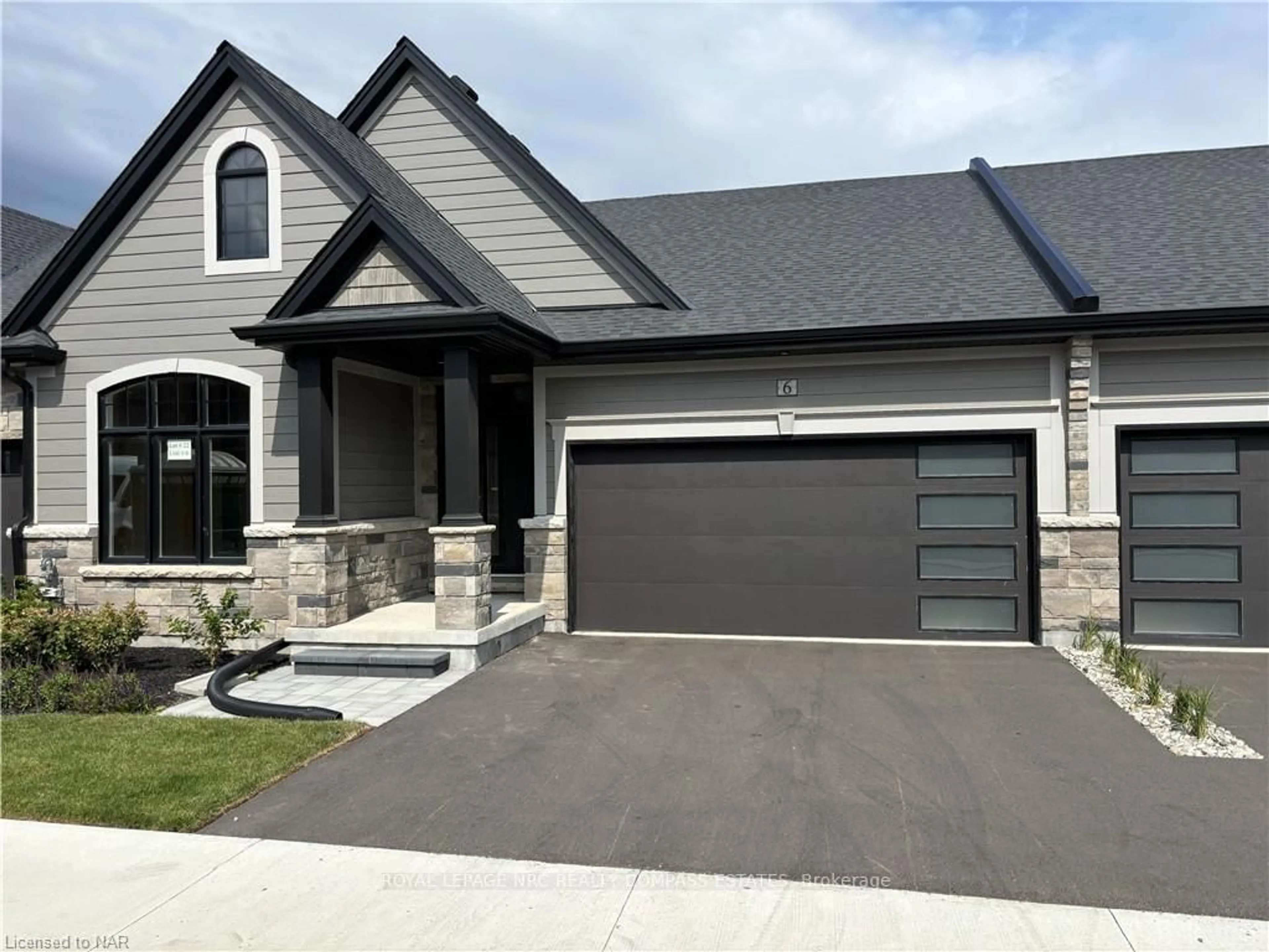 Home with vinyl exterior material, street for 6 PEACHTREE Lane, Niagara-on-the-Lake Ontario L0S 1T0